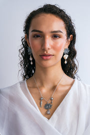 Aretes Peces Nacarados, joya de plata .925, con perla – Gabriela Sánchez (vista 4)