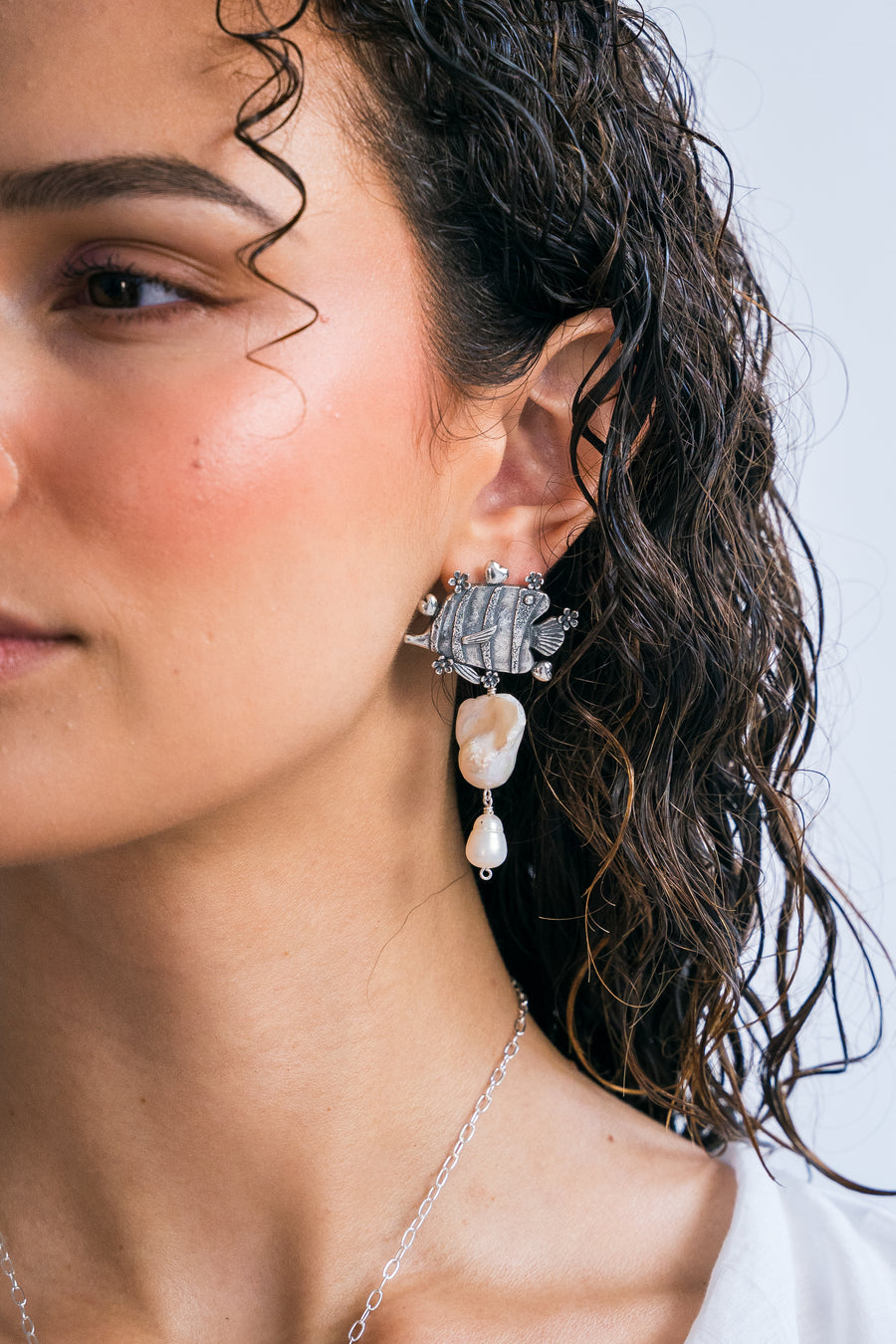 Aretes Peces Nacarados, joya de plata .925, con perla – Gabriela Sánchez (vista 3)