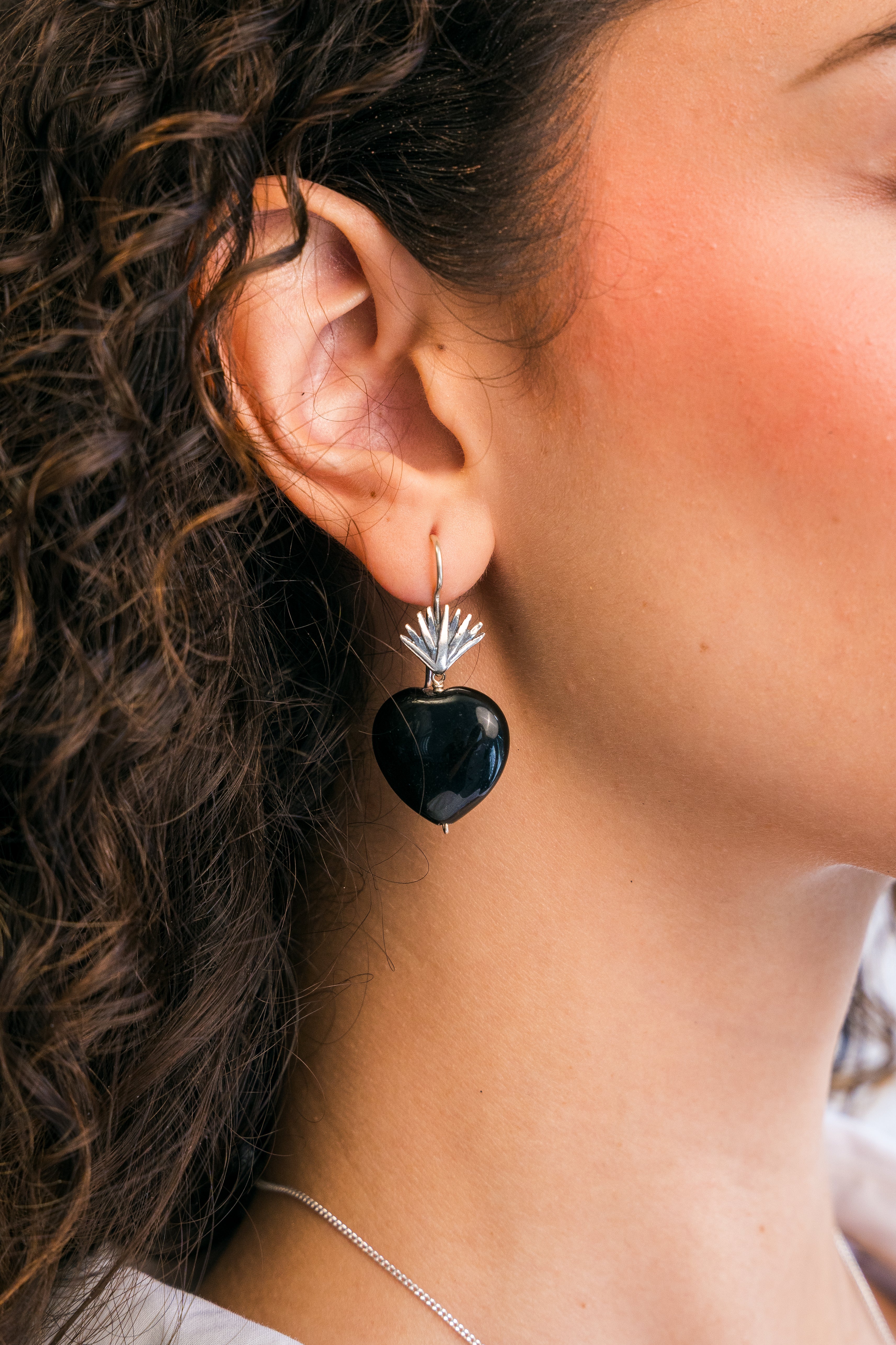 Aretes Corazón de Agave, joya de plata .925, con ónix – Gabriela Sánchez (vista 2)