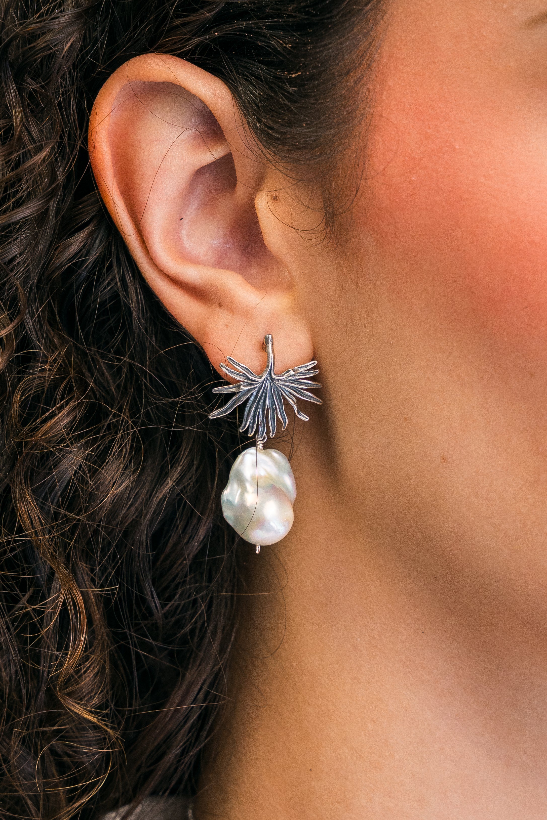 Aretes Helecho Perla, joya de plata .925 – Gabriela Sánchez (vista 2)