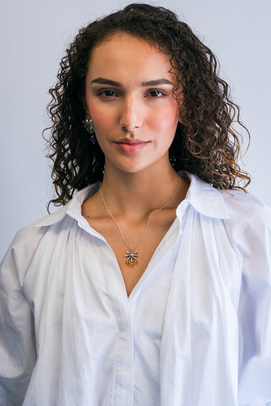 Dije Corazón de Miel, joya de plata .925, con ámbar – Gabriela Sánchez (vista 3)