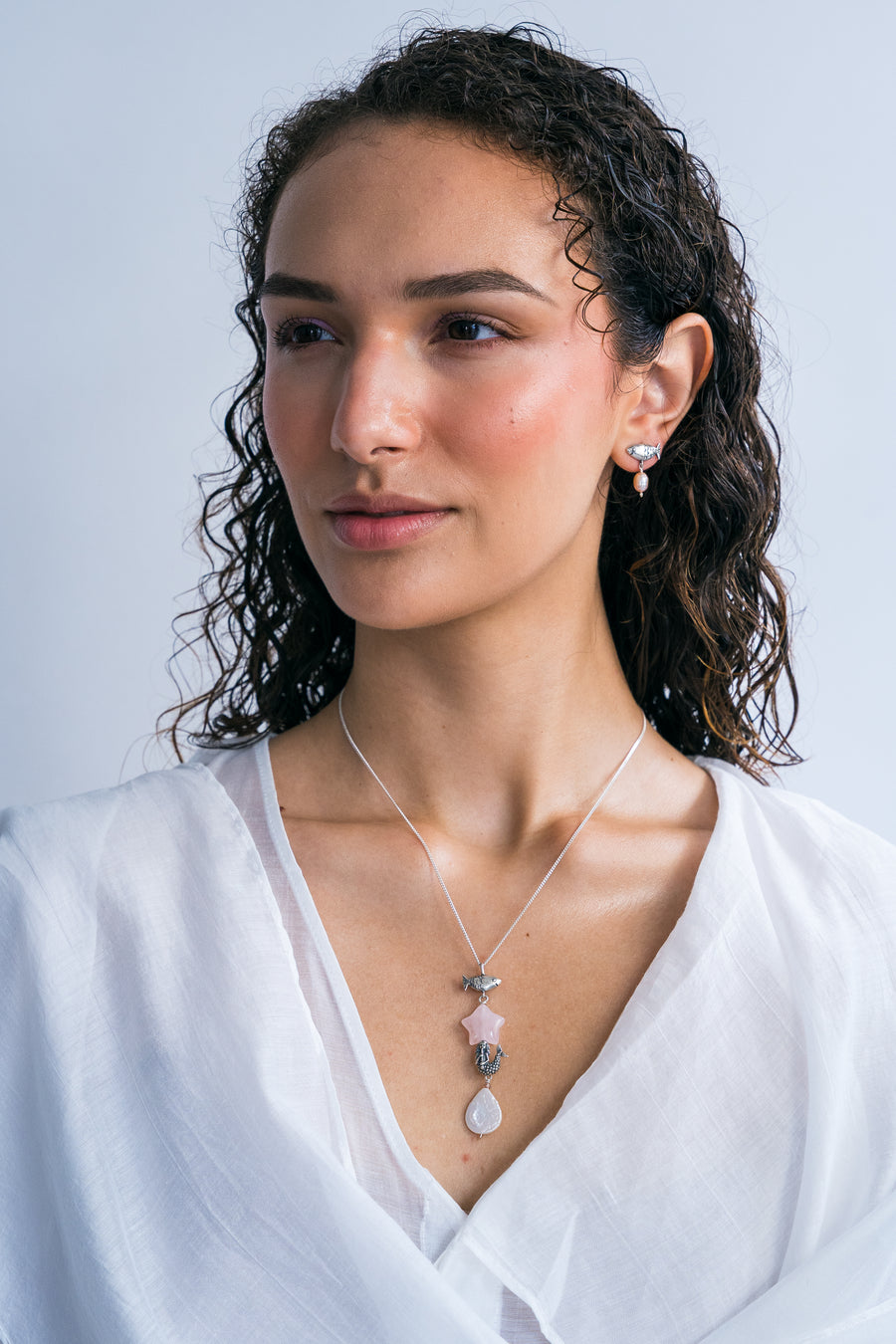 Aretes Pez con Perlita Rosa, joya de plata .925, con perla – Gabriela Sánchez (vista 3)