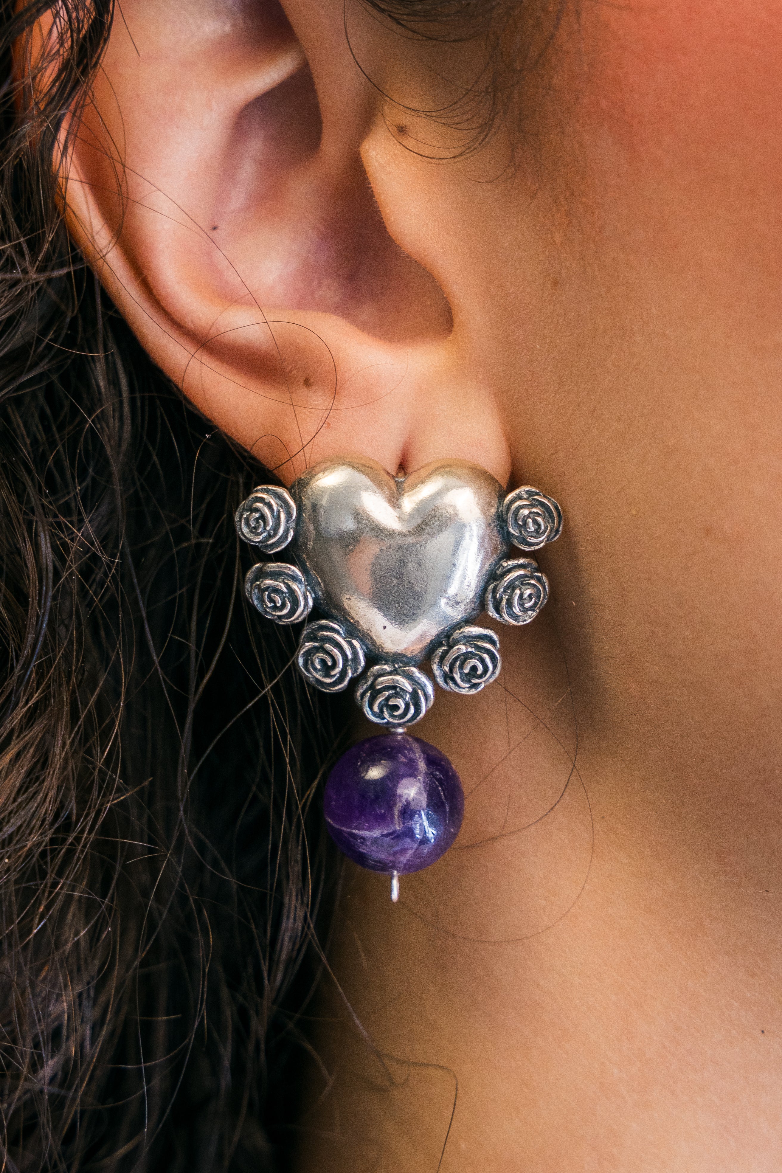 Aretes Latido Florido, joya de plata .925, con amatista – Gabriela Sánchez (vista 2)