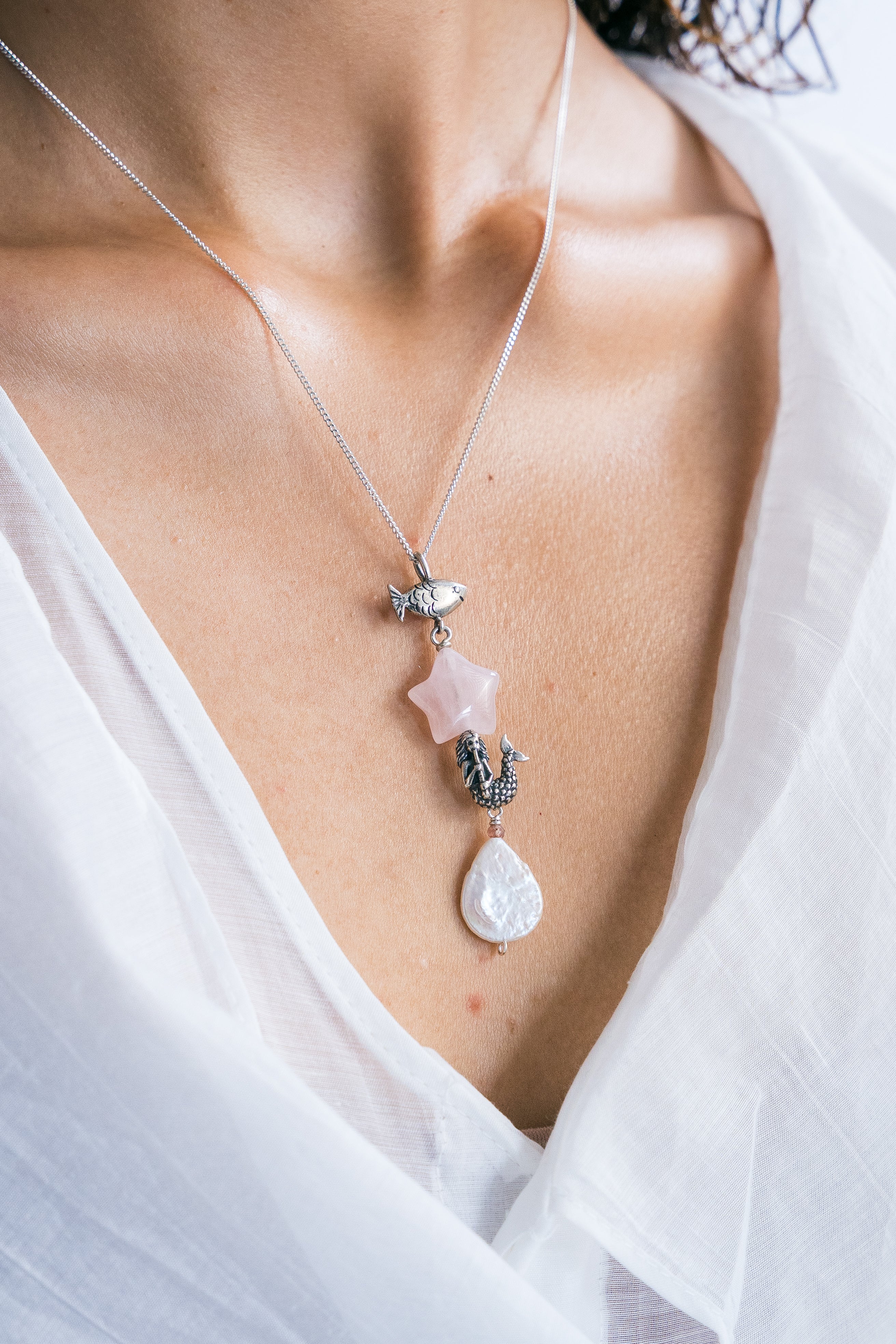 Dije Piedritas de Sal, joya de plata .925, con cuarzo rosa y perla – Gabriela Sánchez