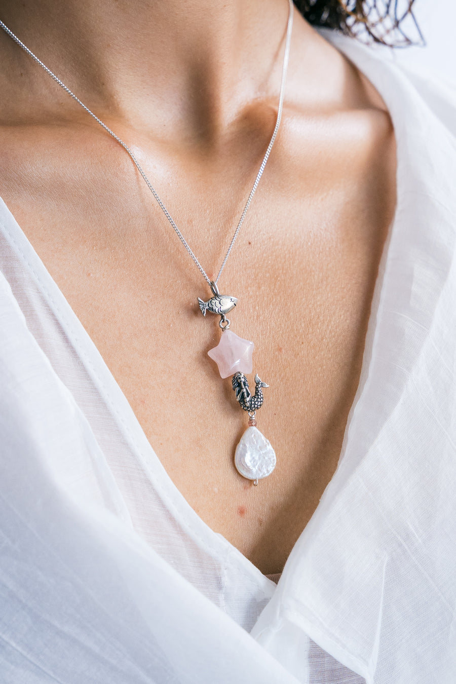 Dije Piedritas de Sal, joya de plata .925, con cuarzo rosa y perla – Gabriela Sánchez