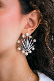 Aretes Agave Encantado, joya de plata .925, con perla – Gabriela Sánchez (vista 2)