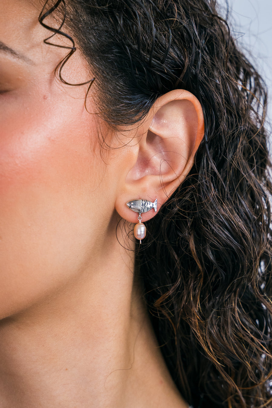 Aretes Pez con Perlita Rosa, joya de plata .925, con perla – Gabriela Sánchez (vista 2)
