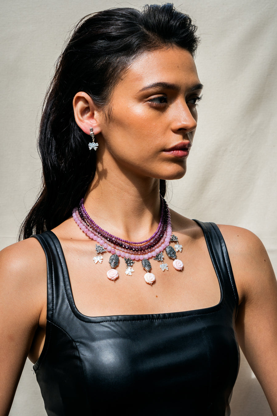 Collar Camelia Coqueta, joya de plata .925, con granate y cuarzo – Gabriela Sánchez (vista 4)