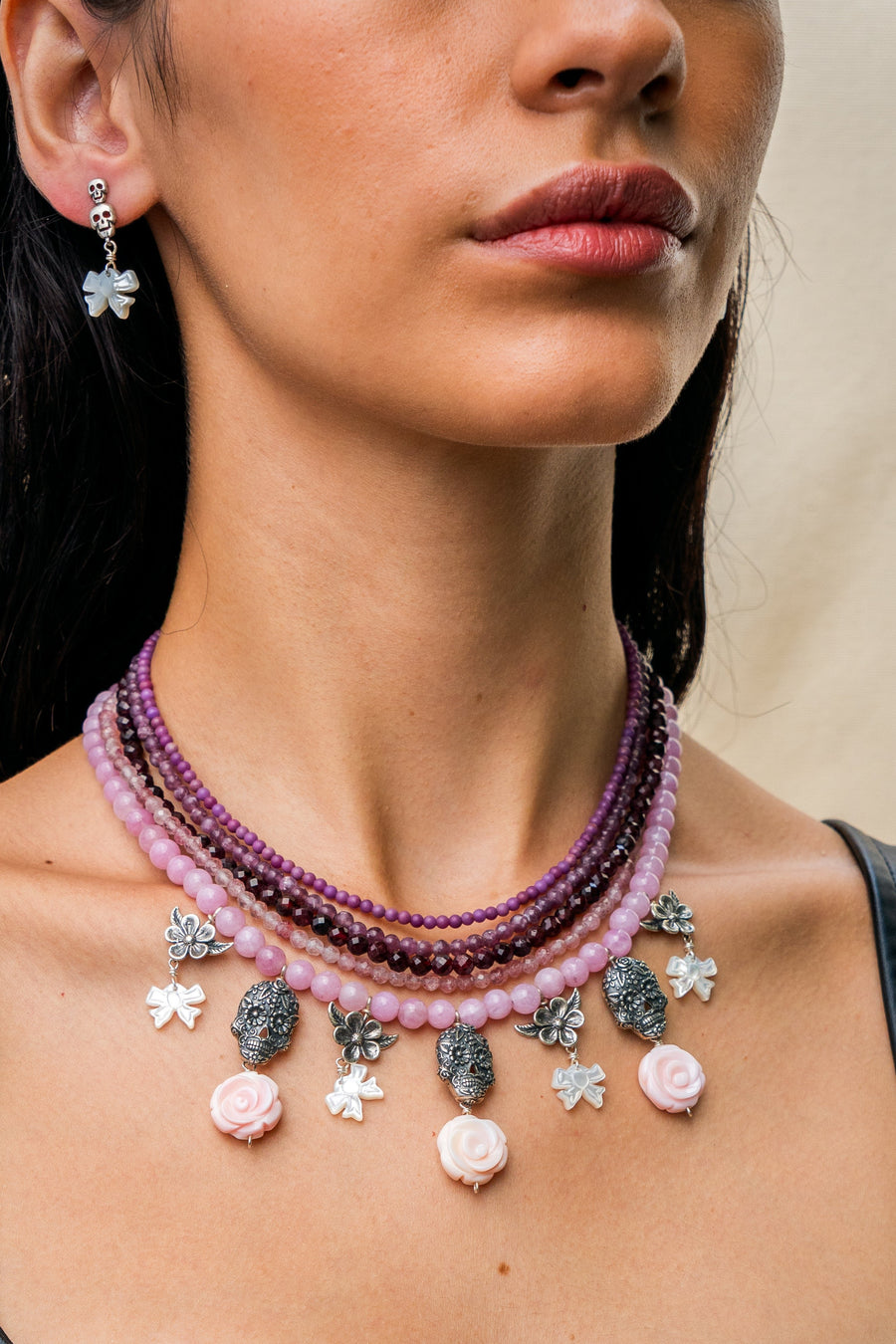Collar Camelia Coqueta, joya de plata .925, con granate y cuarzo – Gabriela Sánchez (vista 2)