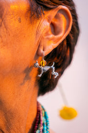 Aretes Perrito Ámbar, joya de plata .925 – Gabriela Sánchez (vista 4)