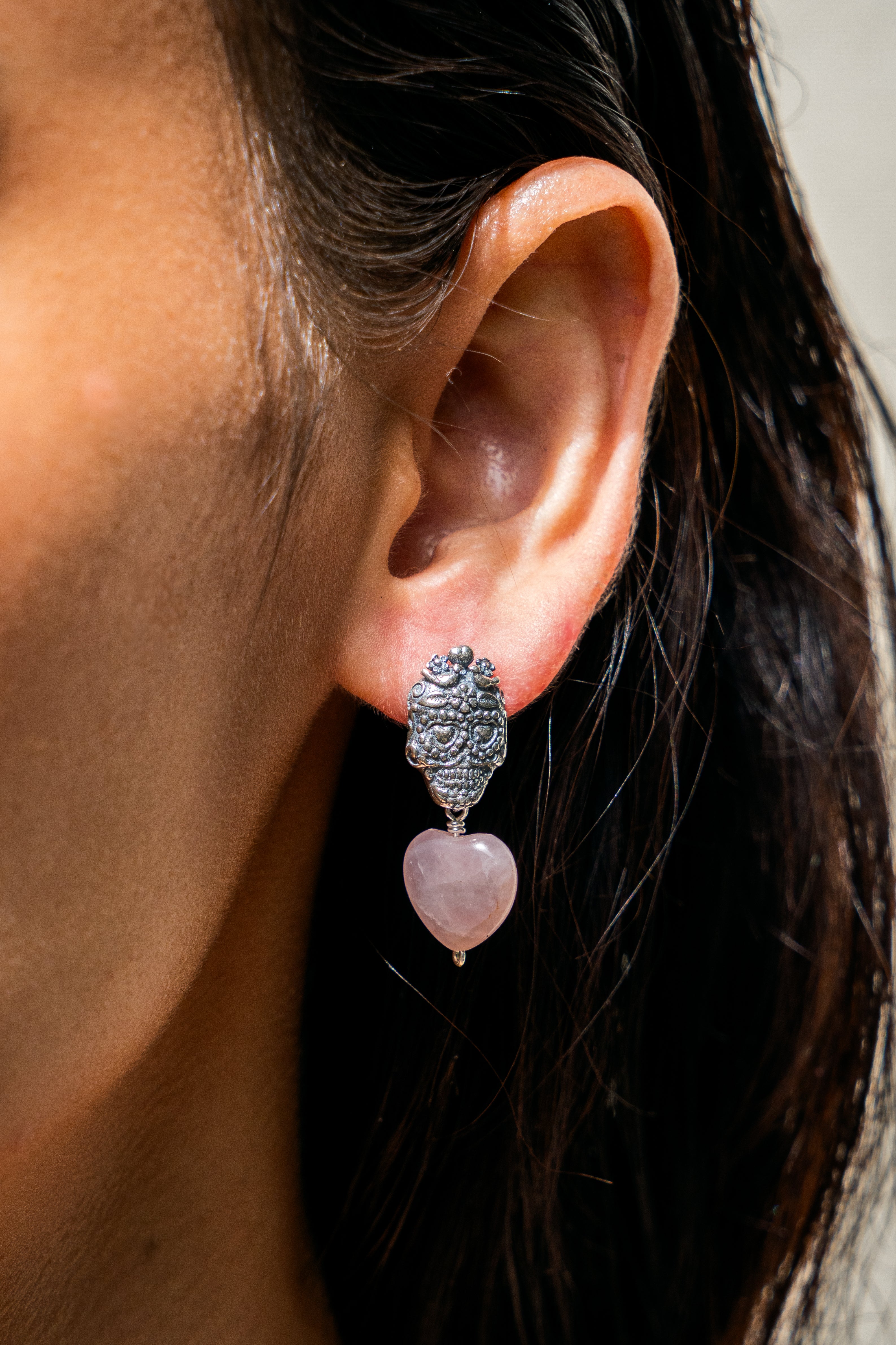 Aretes La Calaca Amorosa, joya de plata .925, con cuarzo rosa – Gabriela Sánchez (vista 2)