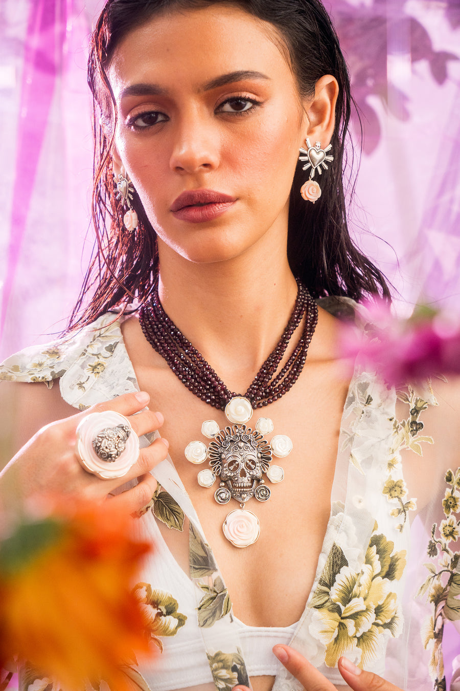 Collar Magnolia Calavera, joya de plata .925, con granate y concha – Gabriela Sánchez (vista 3)