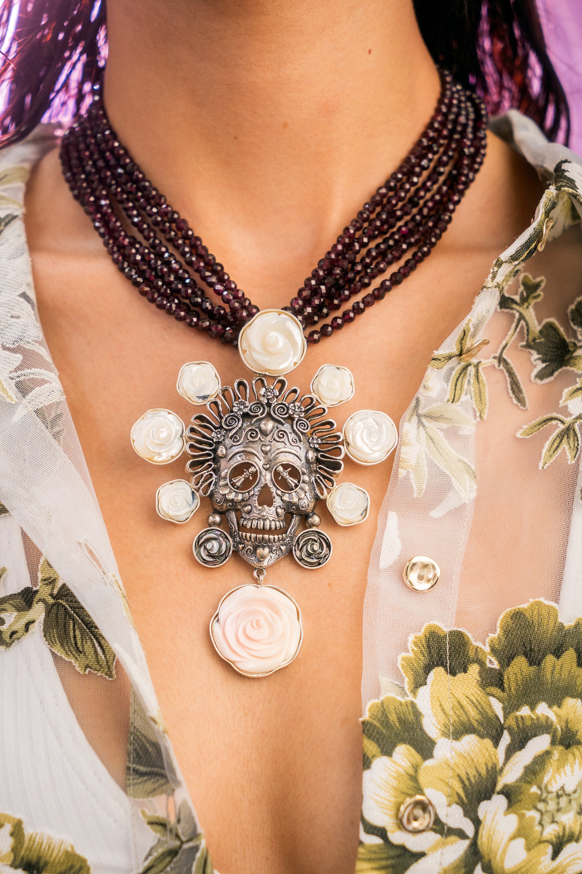 Collar Magnolia Calavera, joya de plata .925, con granate y concha – Gabriela Sánchez (vista 2)