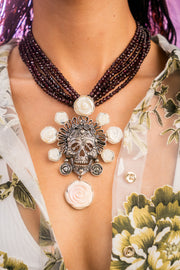Collar Magnolia Calavera, joya de plata .925, con granate y concha – Gabriela Sánchez (vista 2)