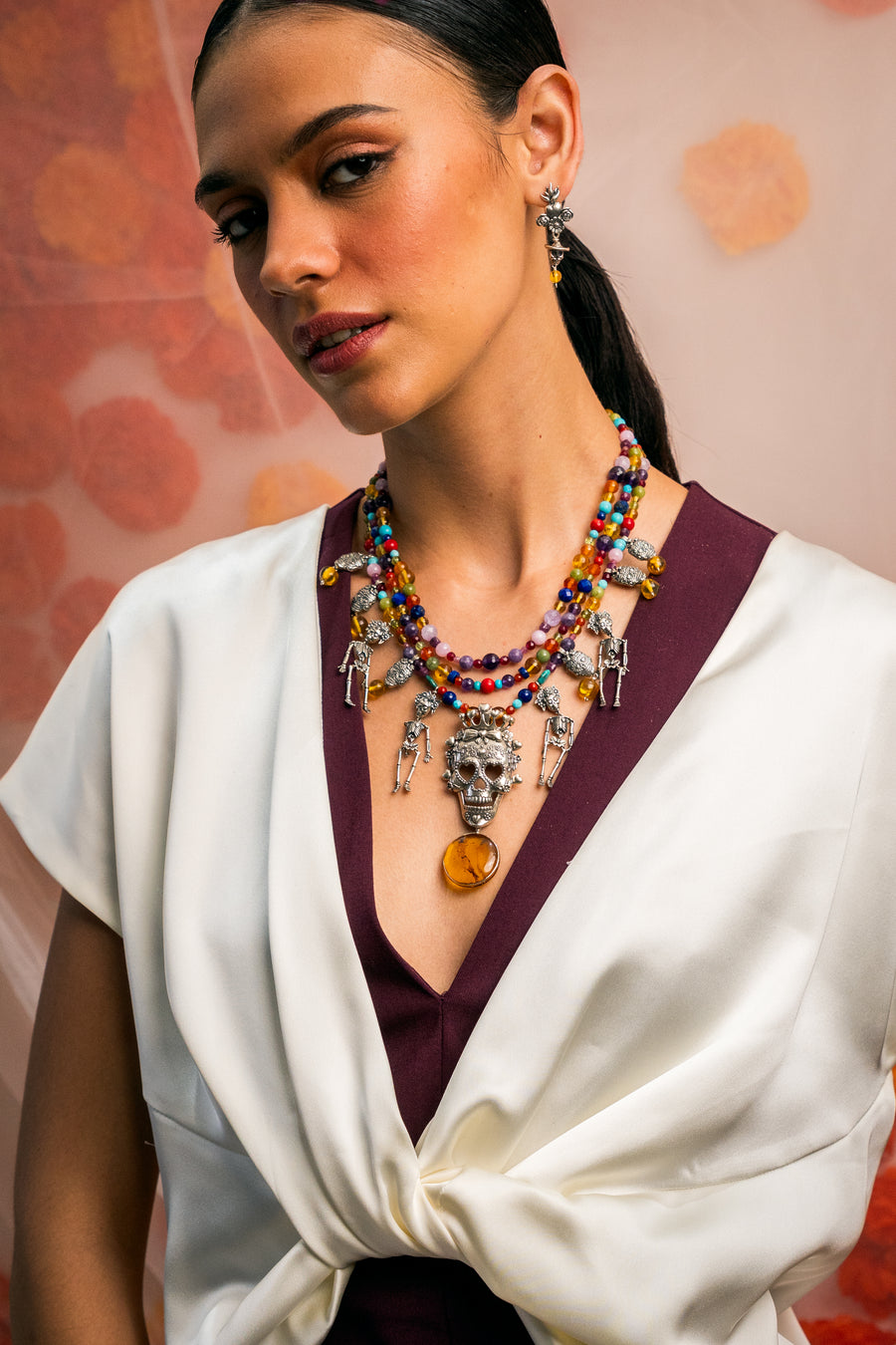 Collar Catrina Reina Mexicana, joya de plata .925, con ámbar y coral – Gabriela Sánchez (vista 3)