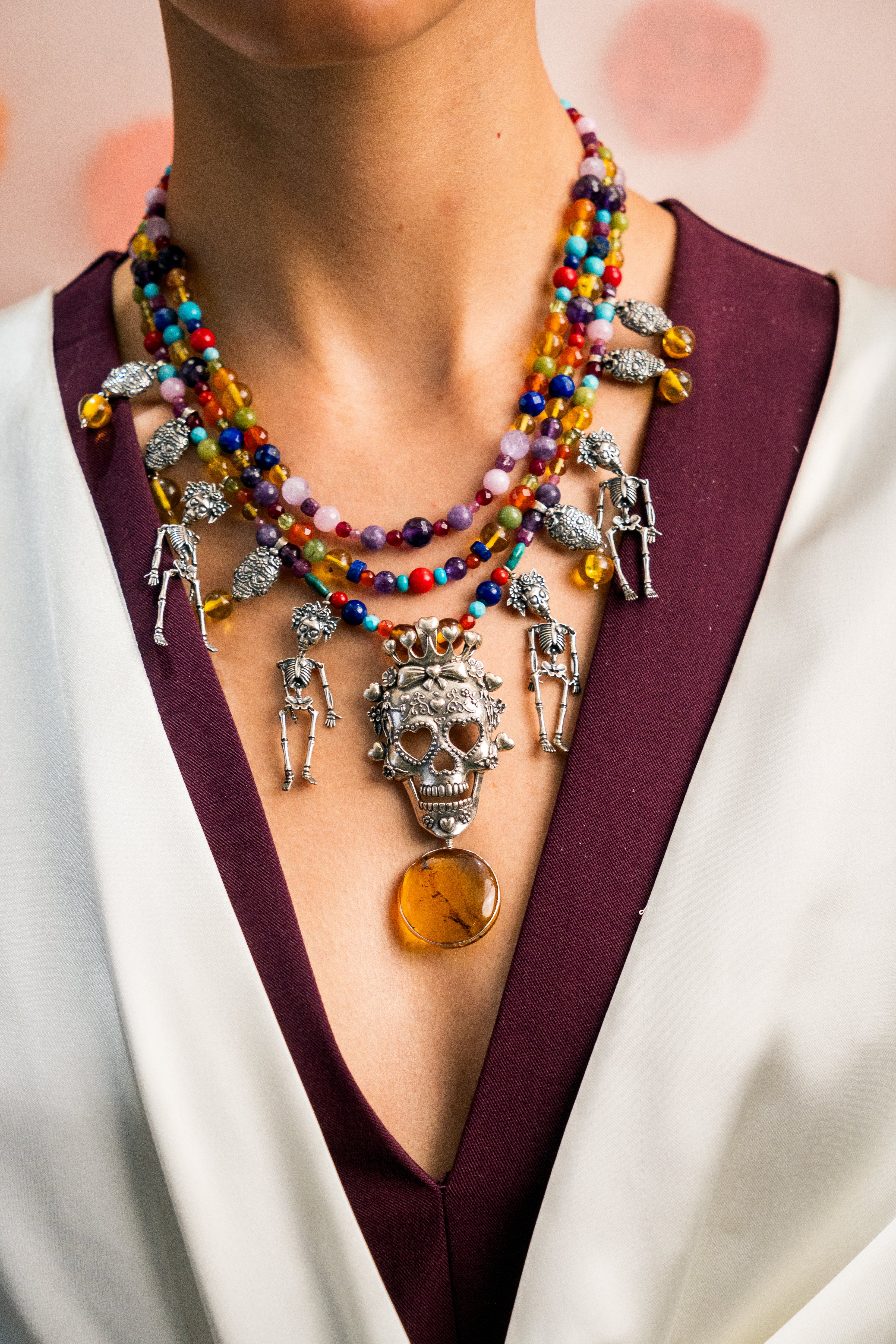 Collar Catrina Reina Mexicana, joya de plata .925, con ámbar y coral – Gabriela Sánchez (vista 2)