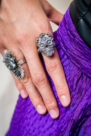 Anillo Calavera Mediana Ojos Flor, joya de plata .925 – Gabriela Sánchez (vista 2)