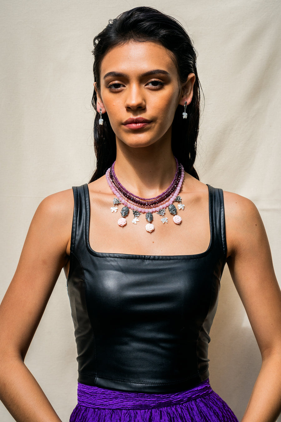 Collar Camelia Coqueta, joya de plata .925, con granate y cuarzo – Gabriela Sánchez (vista 3)