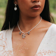 Aretes Calaverita de Perlita, joya de plata .925, con perla – Gabriela Sánchez (vista 4)