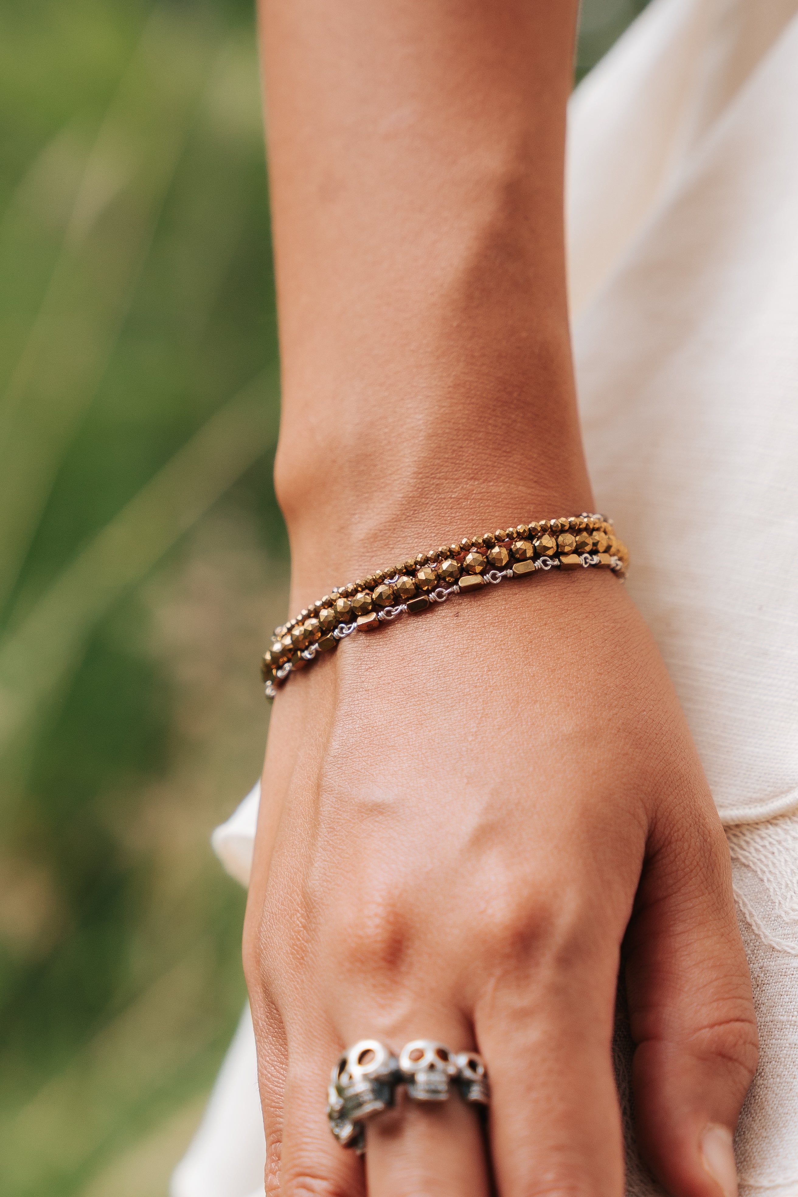 Pulsera Momento Divino, joya de plata .925, con hematita – Gabriela Sánchez (vista 2)