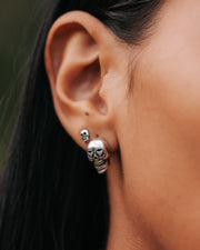 Aretes Cráneo Mini, joya de plata .925 – Gabriela Sánchez (vista 3)