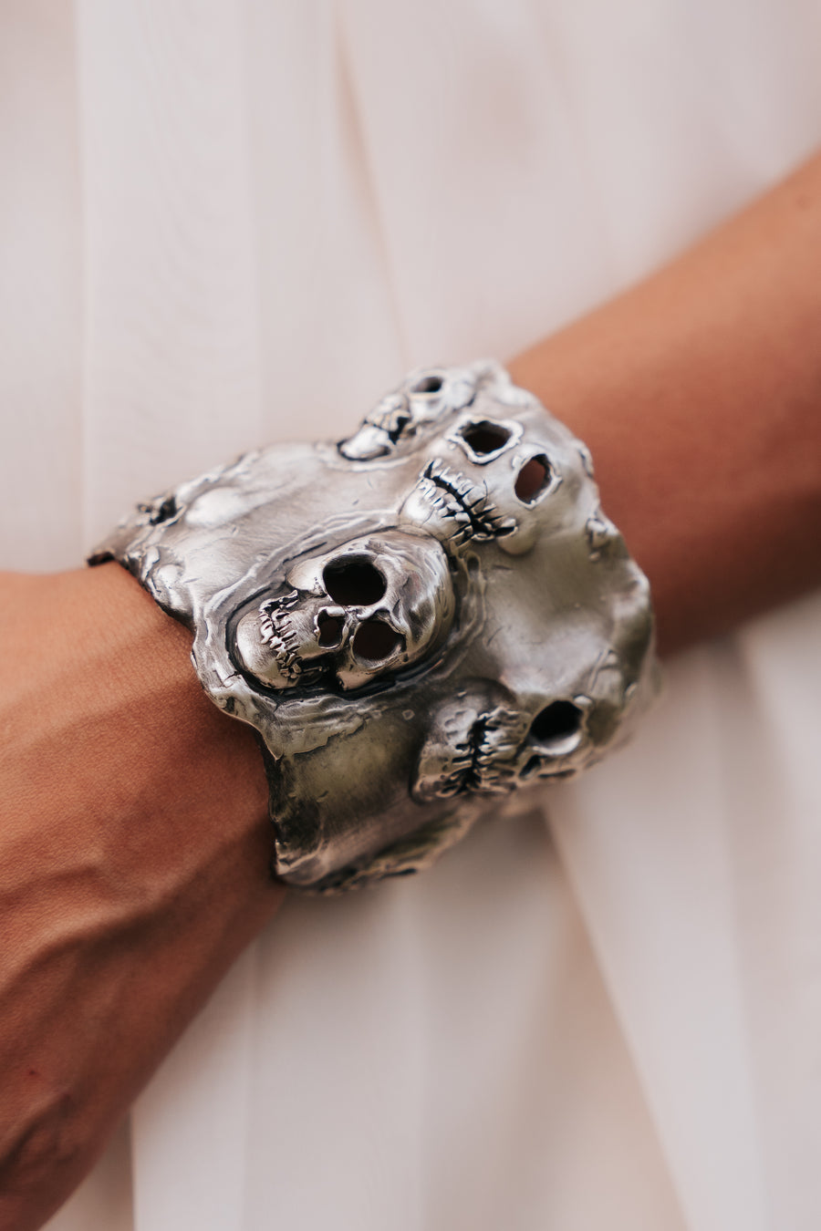Brazalete Escultura Mística, joya de plata .925 – Gabriela Sánchez