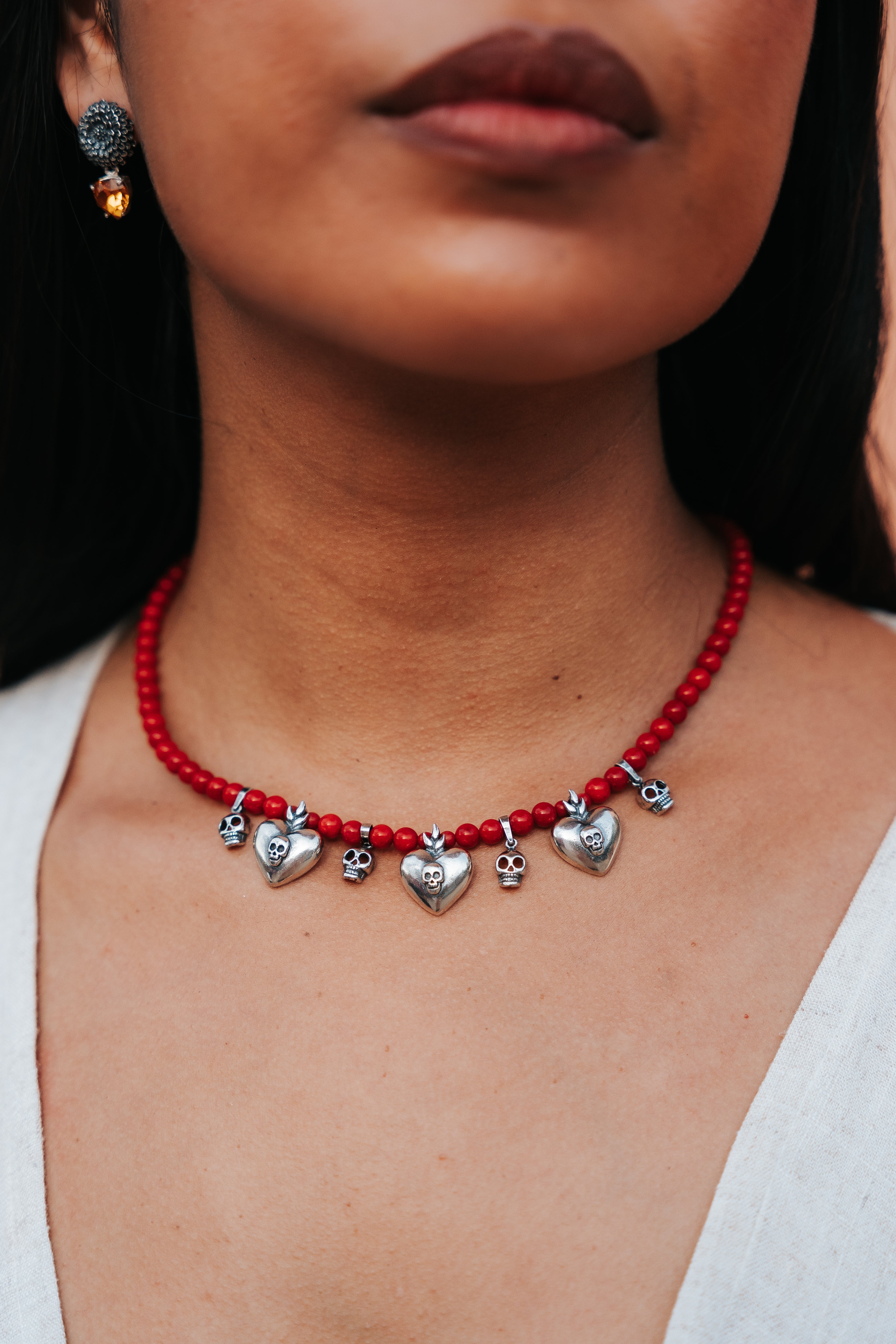 Collar Latido, joya de plata .925, con coral – Gabriela Sánchez (vista 2)