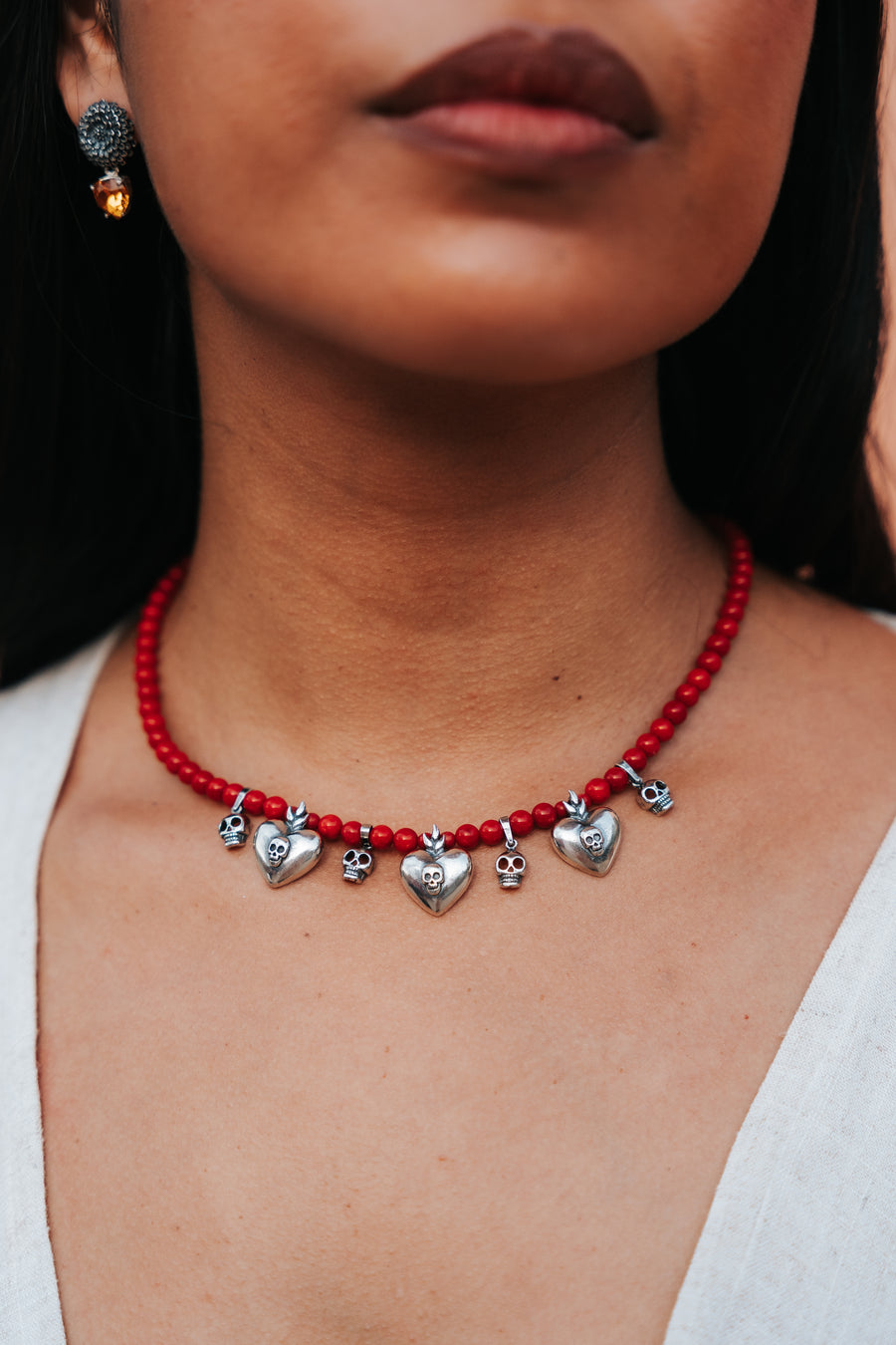 Collar Latido, joya de plata .925, con coral – Gabriela Sánchez (vista 2)