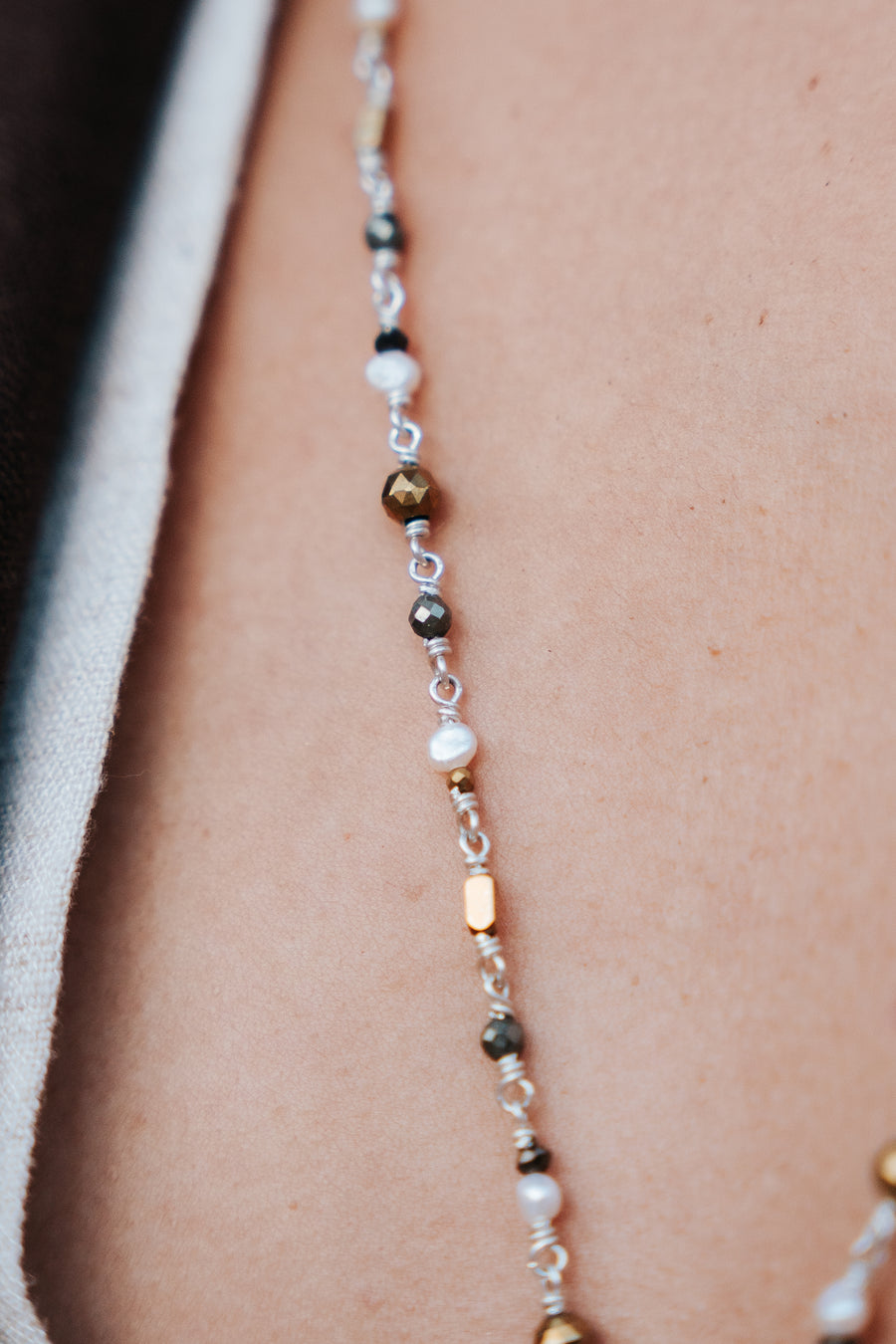 Collar Pintita, joya de plata .925, con hematita y pirita – Gabriela Sánchez (vista 5)