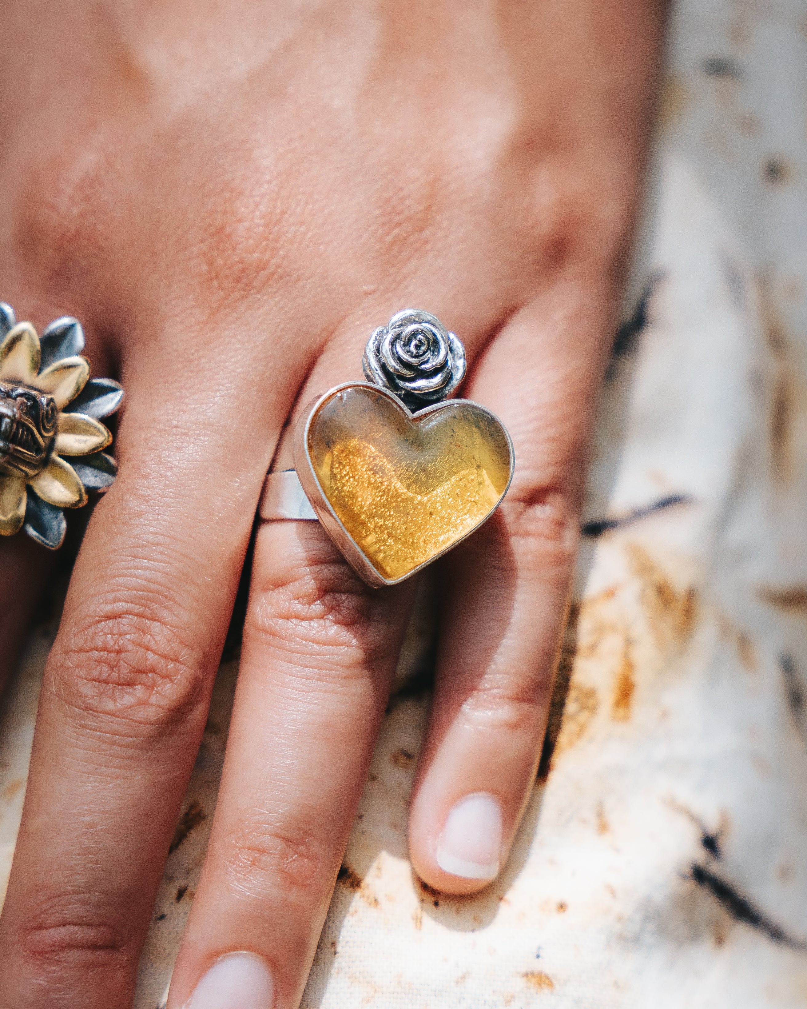 Anillo Rosa Dorada, joya de plata .925, con ámbar – Gabriela Sánchez (vista 2)