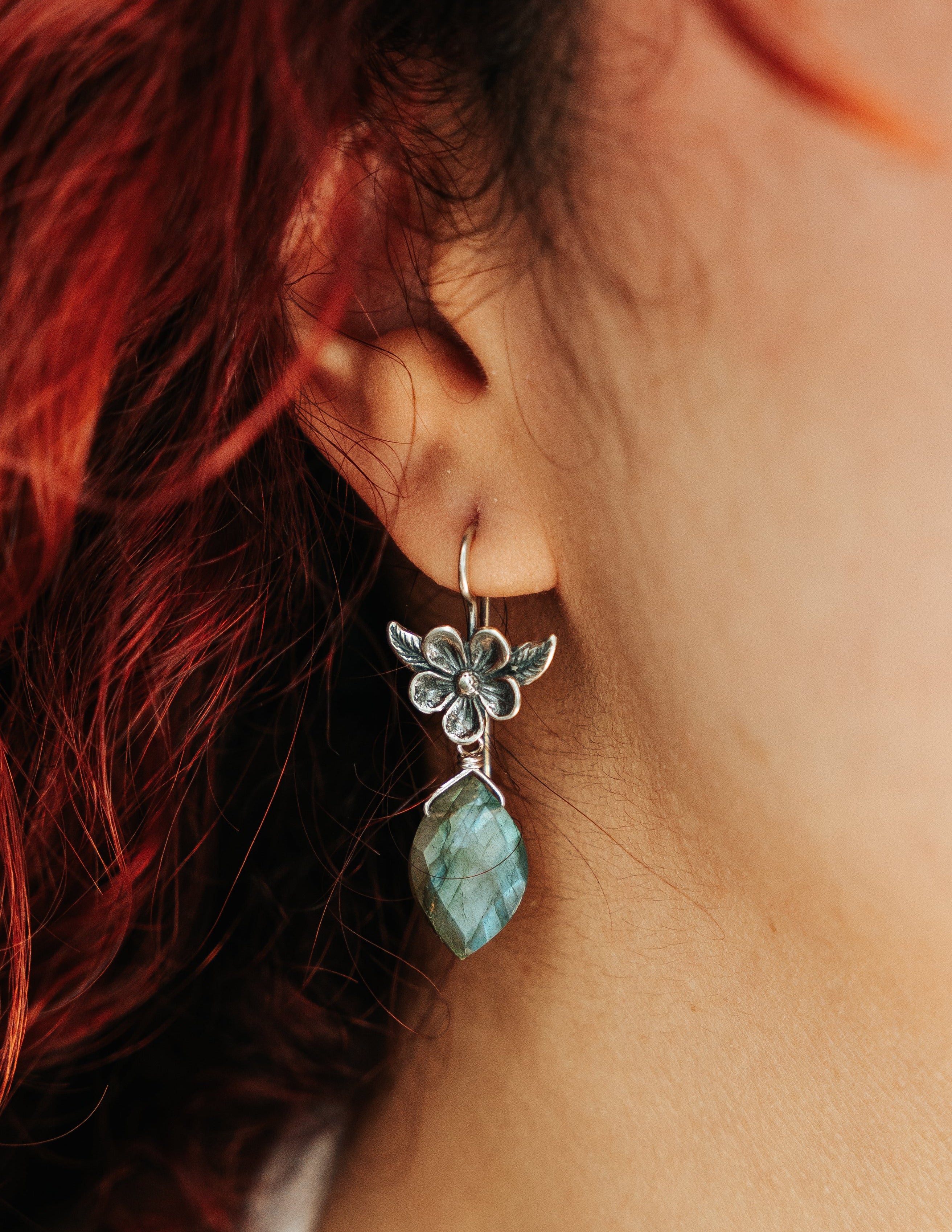 Aretes Las Flores que Sembramos, joya de plata .925, con labradorita – Gabriela Sánchez (vista 2)