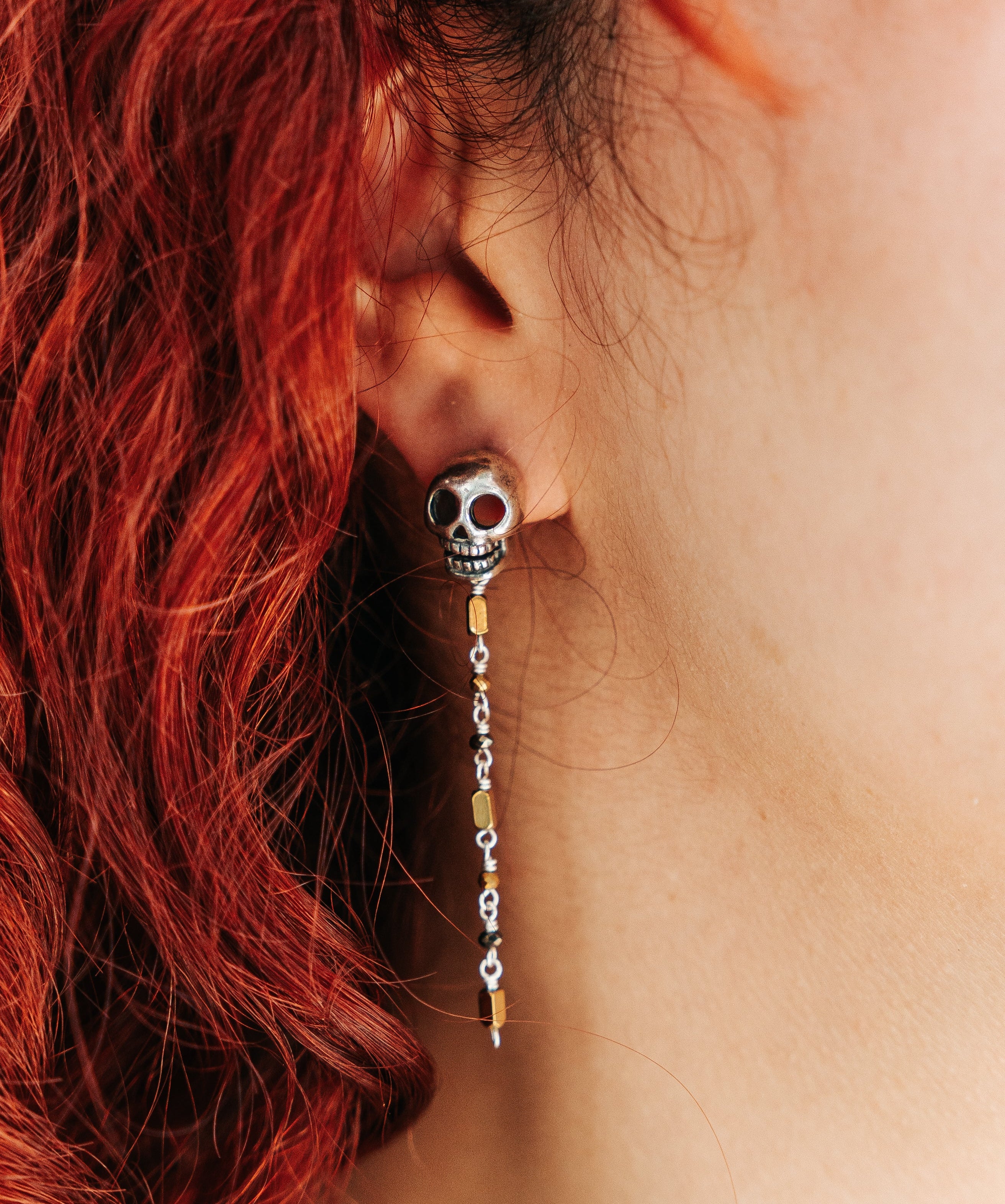 Aretes Cascada Dorada, joya de plata .925, con hematita – Gabriela Sánchez (vista 2)