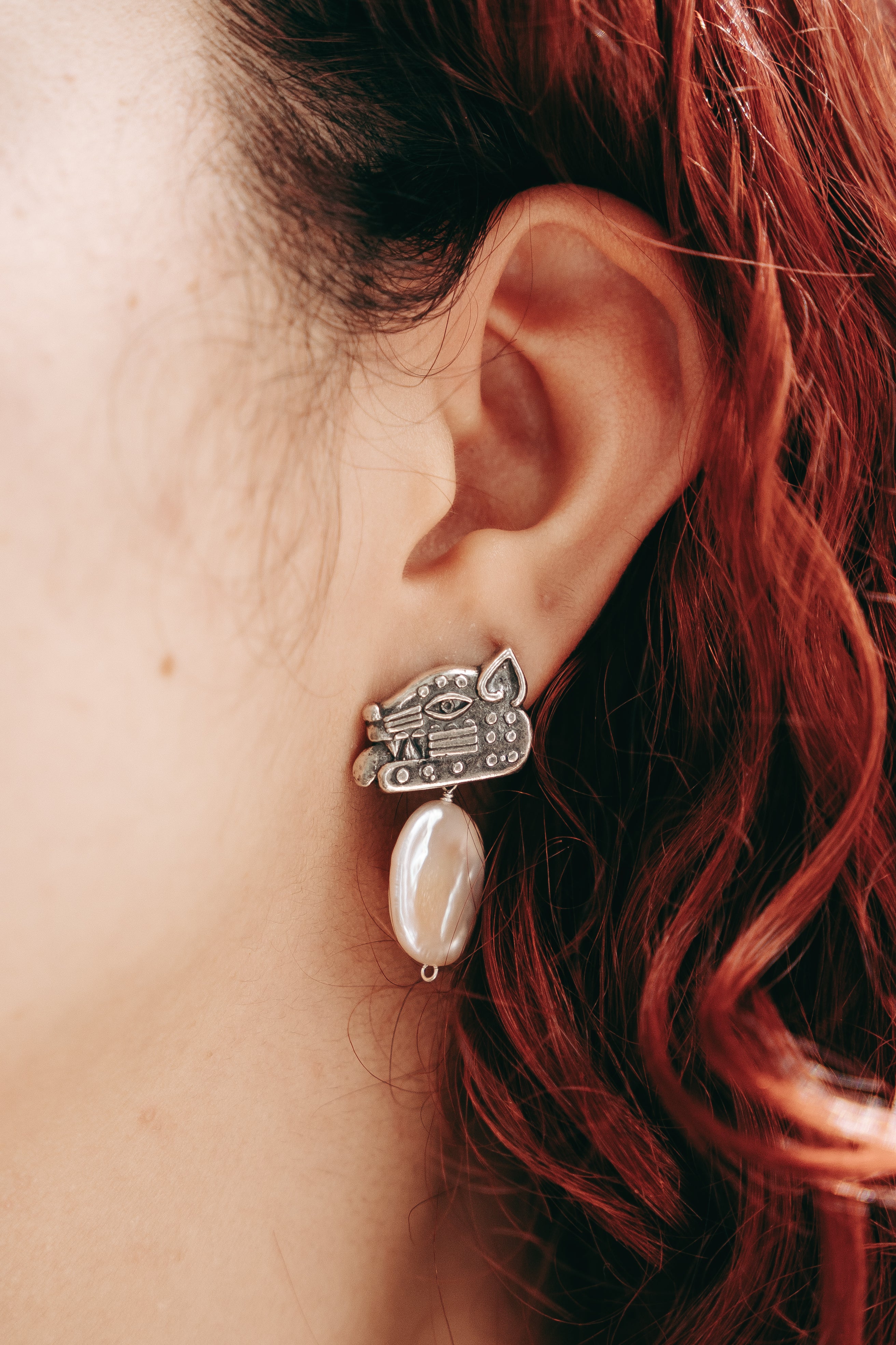 Aretes Aúllo a la Luna, joya de plata .925, con perla – Gabriela Sánchez (vista 2)