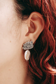 Aretes Aúllo a la Luna, joya de plata .925, con perla – Gabriela Sánchez (vista 2)