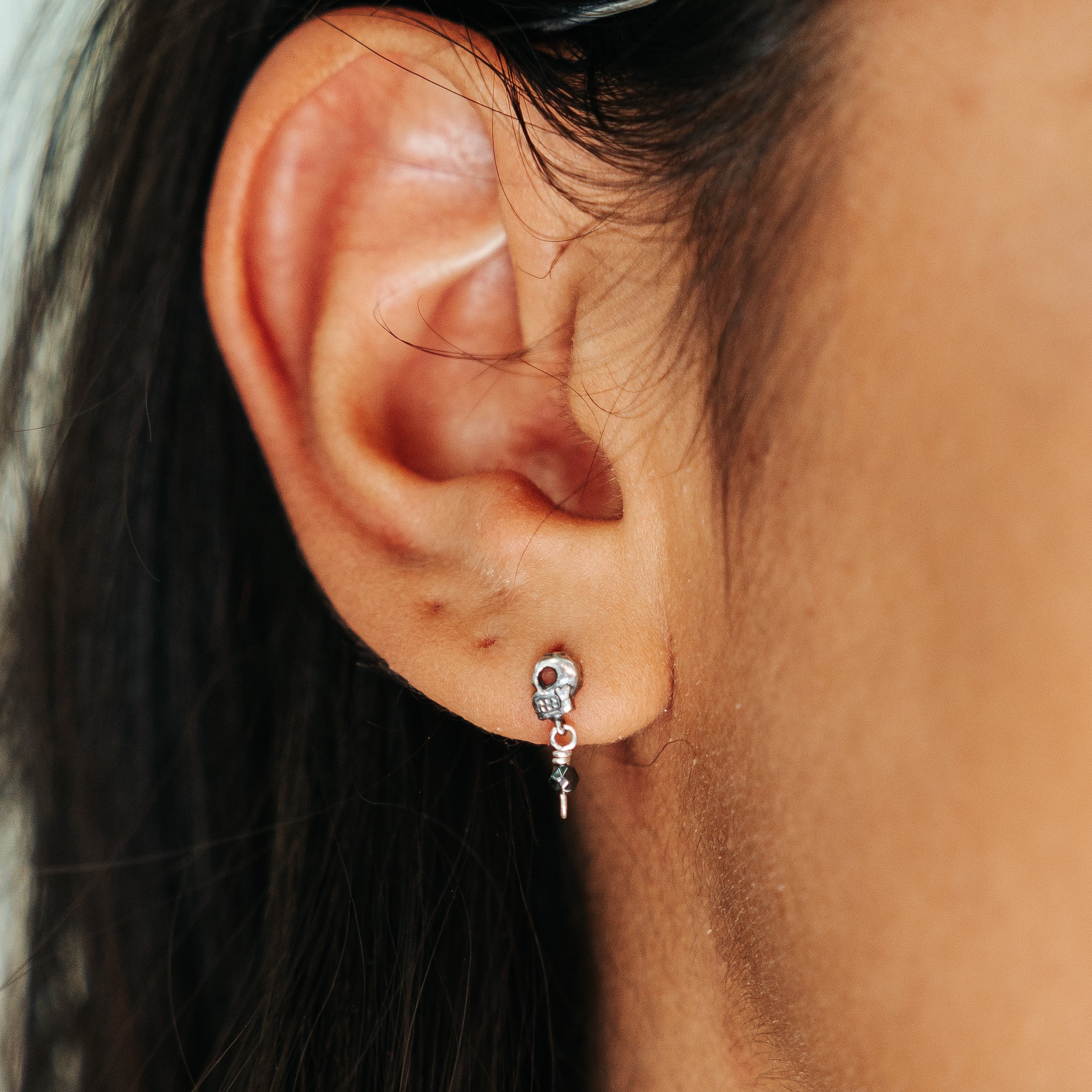 Aretes Encuentro Nocturno, joya de plata .925, con hematita – Gabriela Sánchez (vista 2)