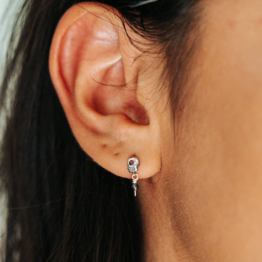 Aretes Encuentro Nocturno, joya de plata .925, con hematita – Gabriela Sánchez (vista 2)