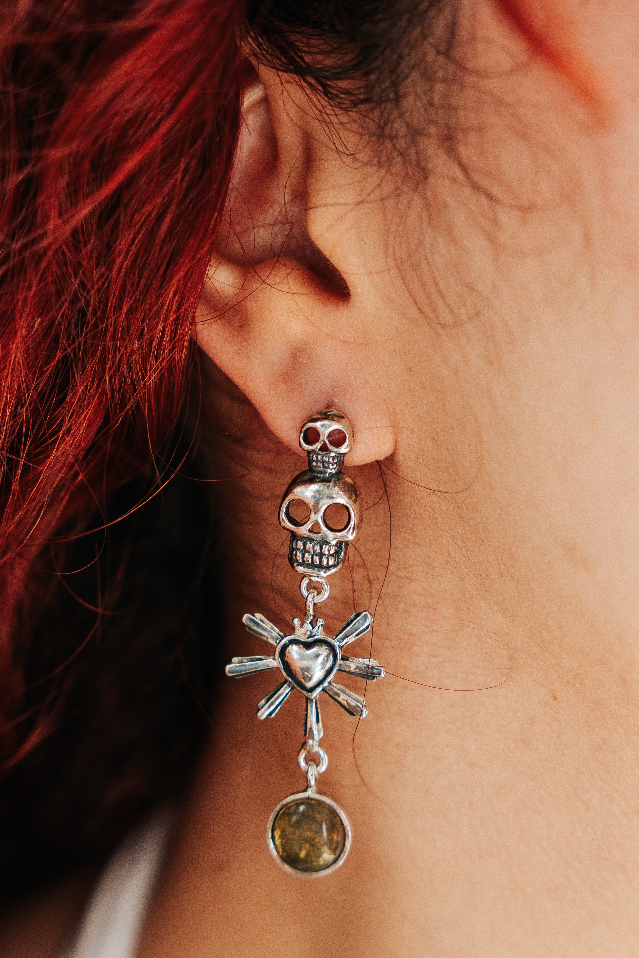 Aretes Milagritos y Calaveras, joya de plata .925, con ámbar – Gabriela Sánchez (vista 2)
