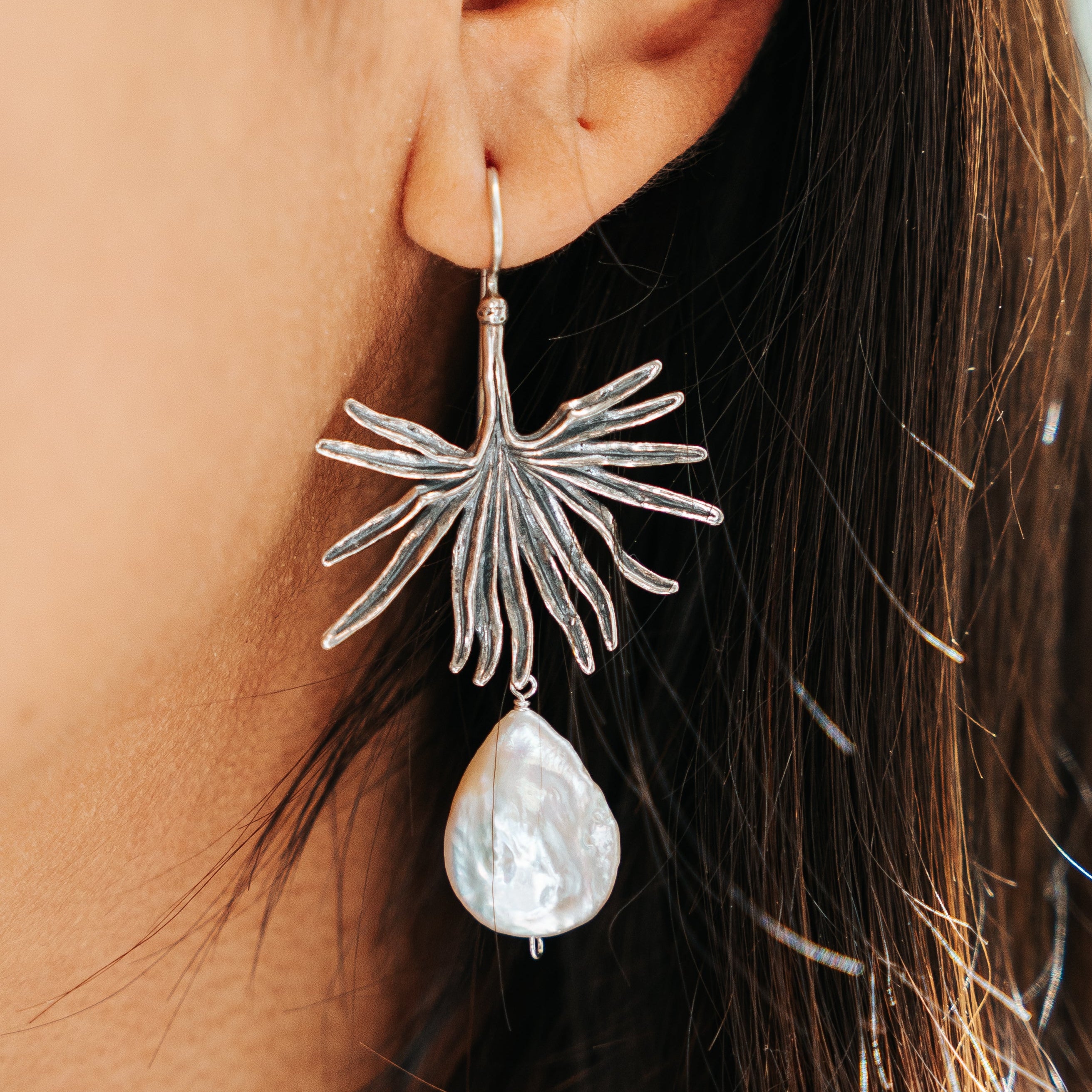 Aretes Nueva Vida, joya de plata .925, con perla – Gabriela Sánchez (vista 2)