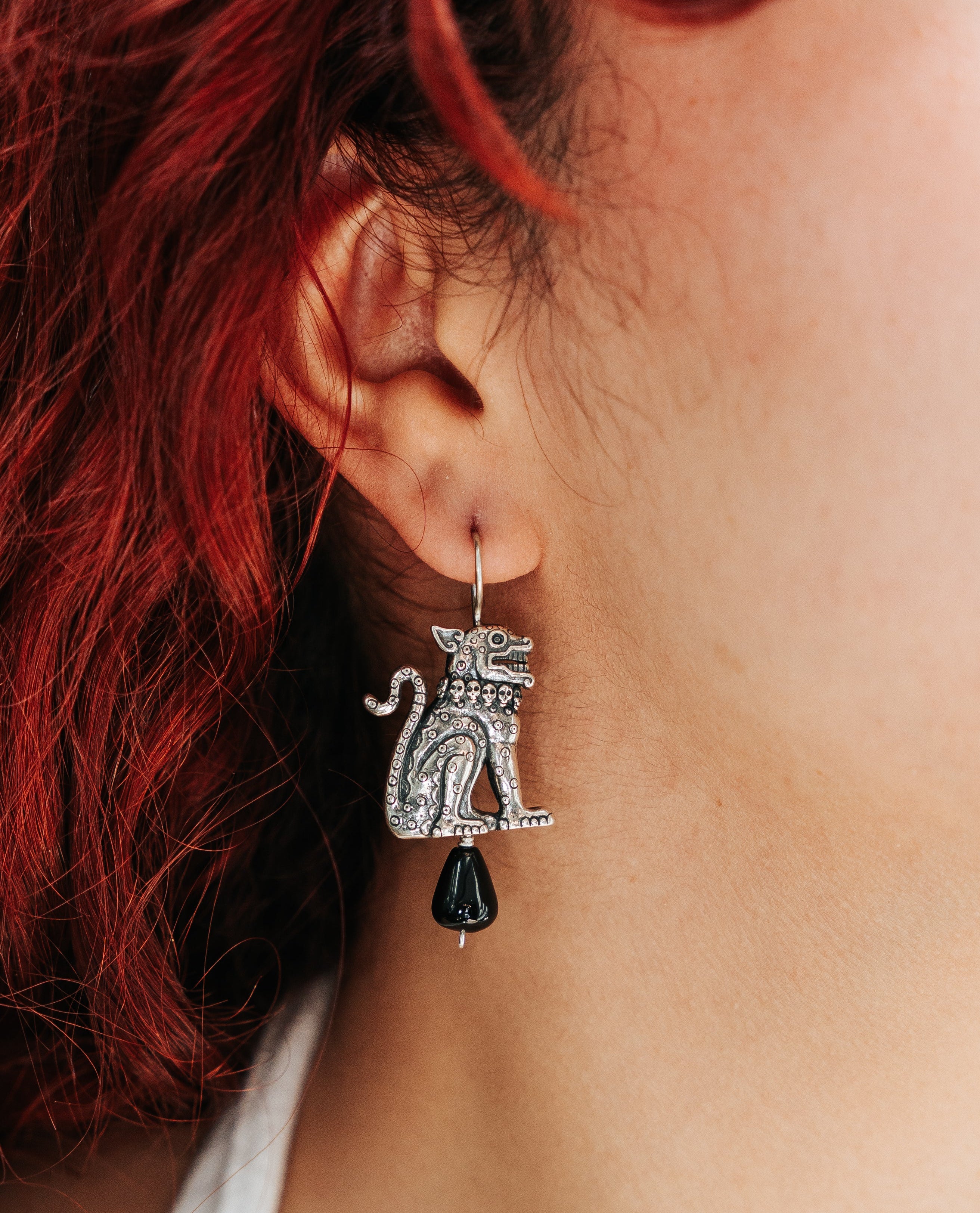 Aretes Guerreros Nocturnos, joya de plata .925, con ónix – Gabriela Sánchez (vista 2)