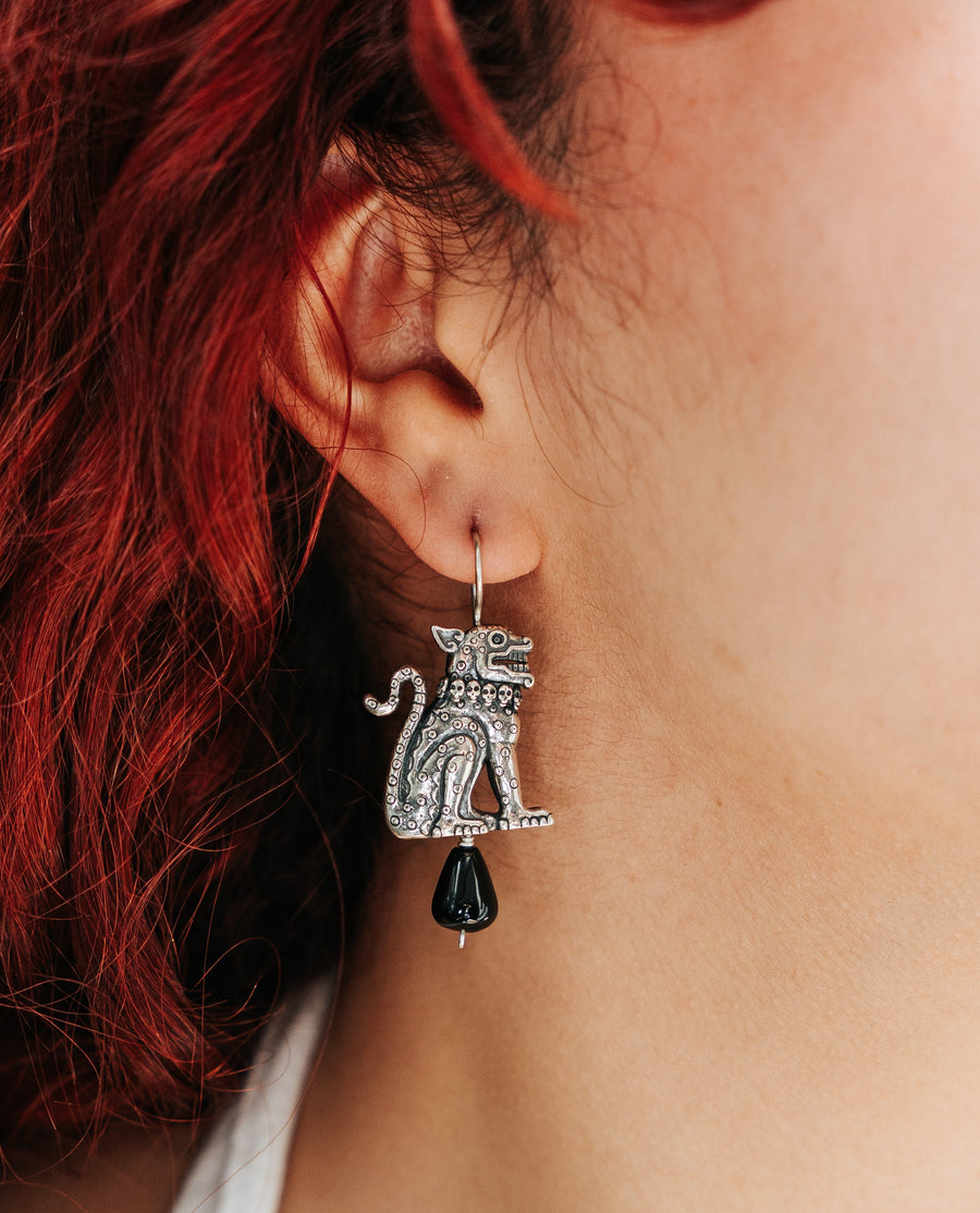 Aretes Guerreros Nocturnos, joya de plata .925, con ónix – Gabriela Sánchez (vista 2)