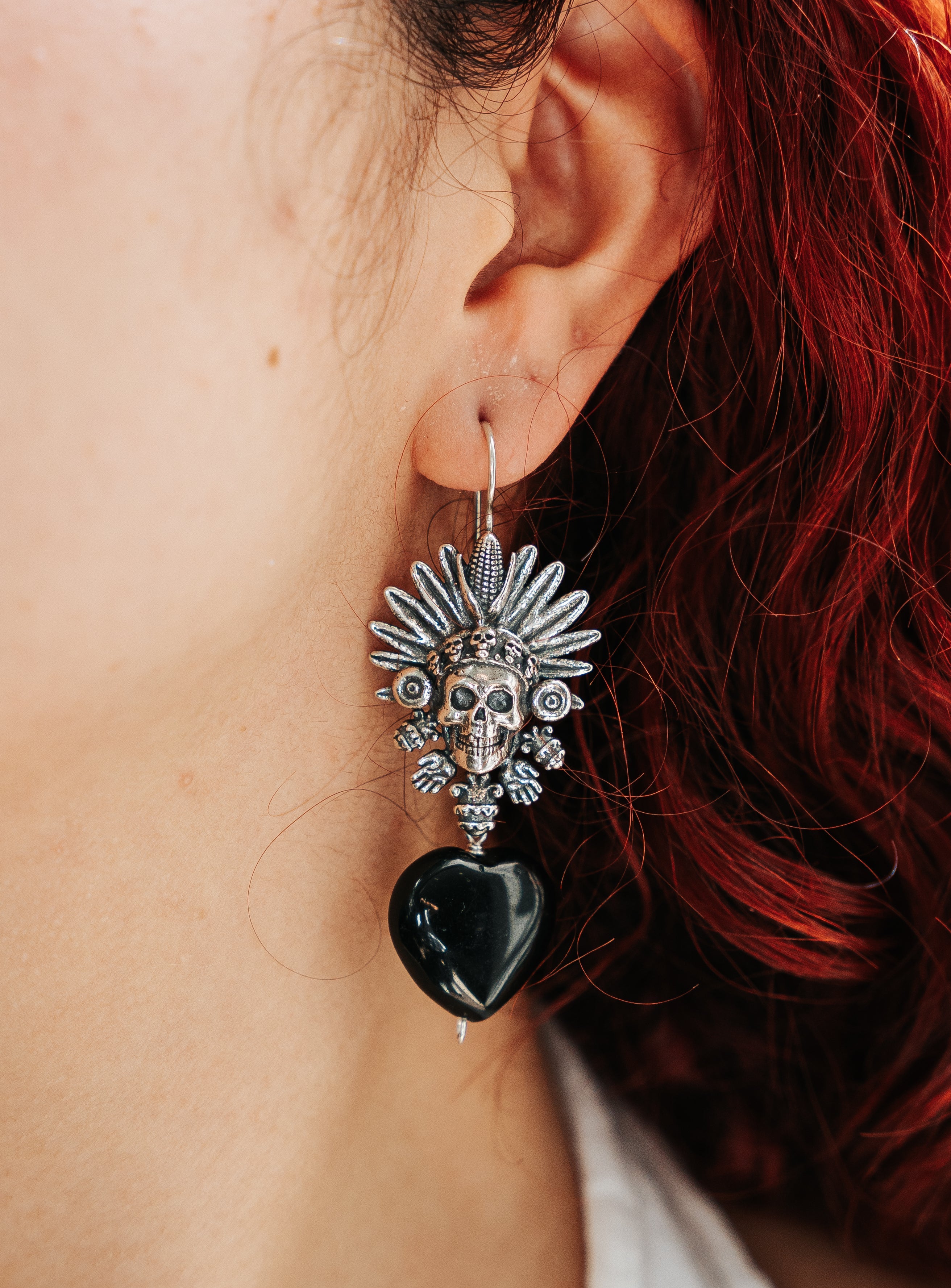 Aretes Penacho Negro, joya de plata .925, con ónix – Gabriela Sánchez (vista 2)
