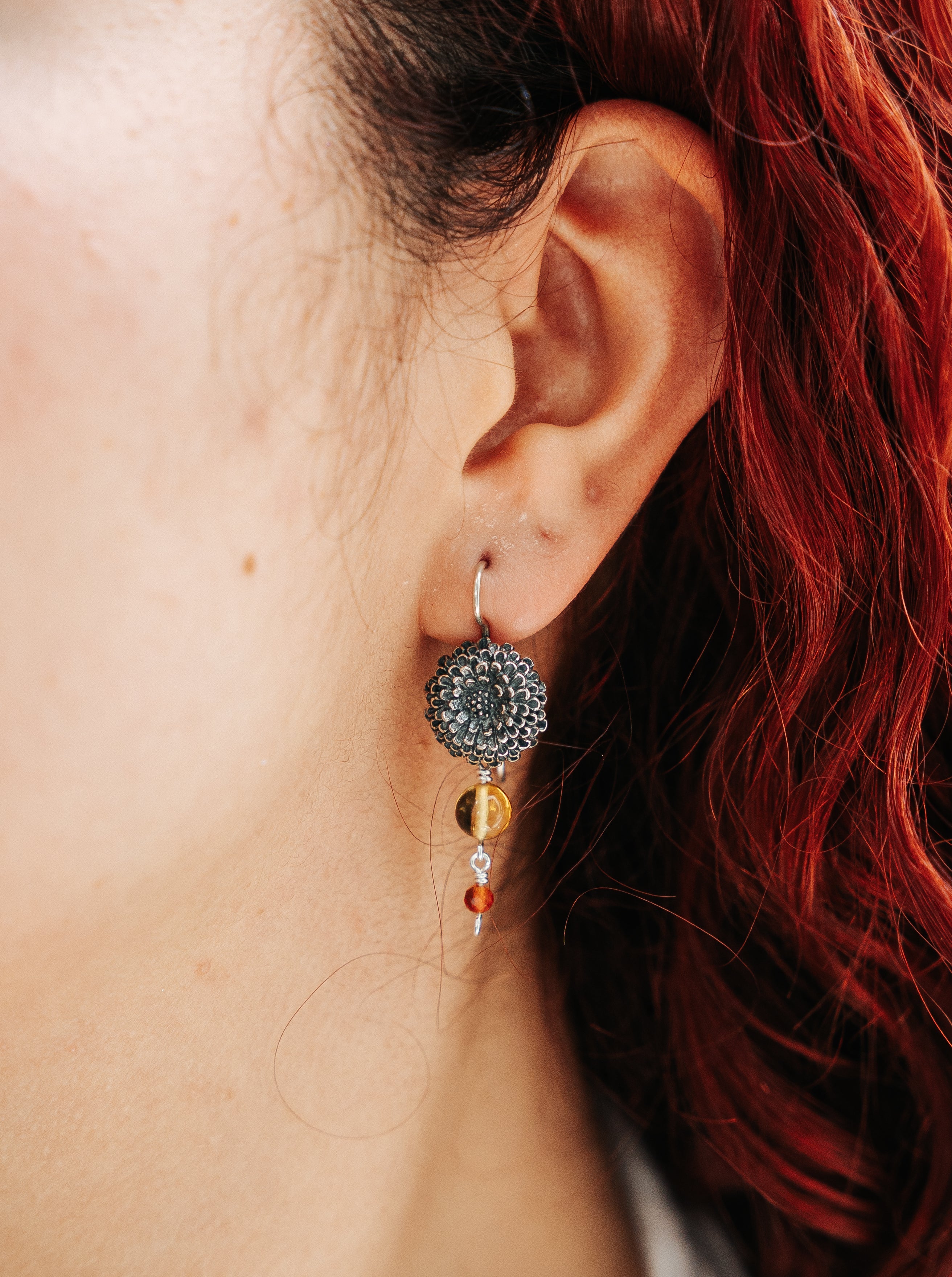 Aretes Cempasúchil Miel, joya de plata .925, con ámbar y cornalina – Gabriela Sánchez (vista 2)