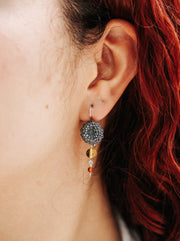 Aretes Cempasúchil Miel, joya de plata .925, con ámbar y cornalina – Gabriela Sánchez (vista 2)