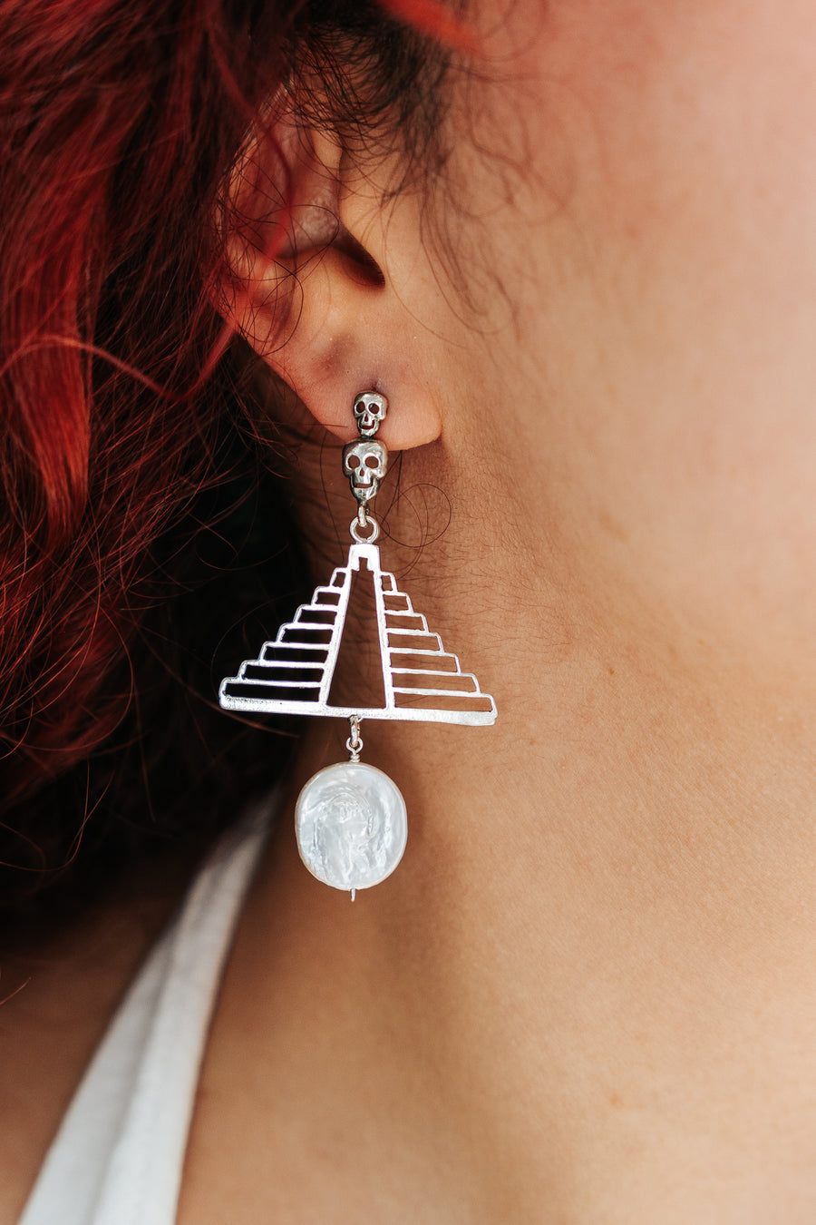Aretes Descenso Sagrado, joya de plata .925, con perla – Gabriela Sánchez (vista 2)