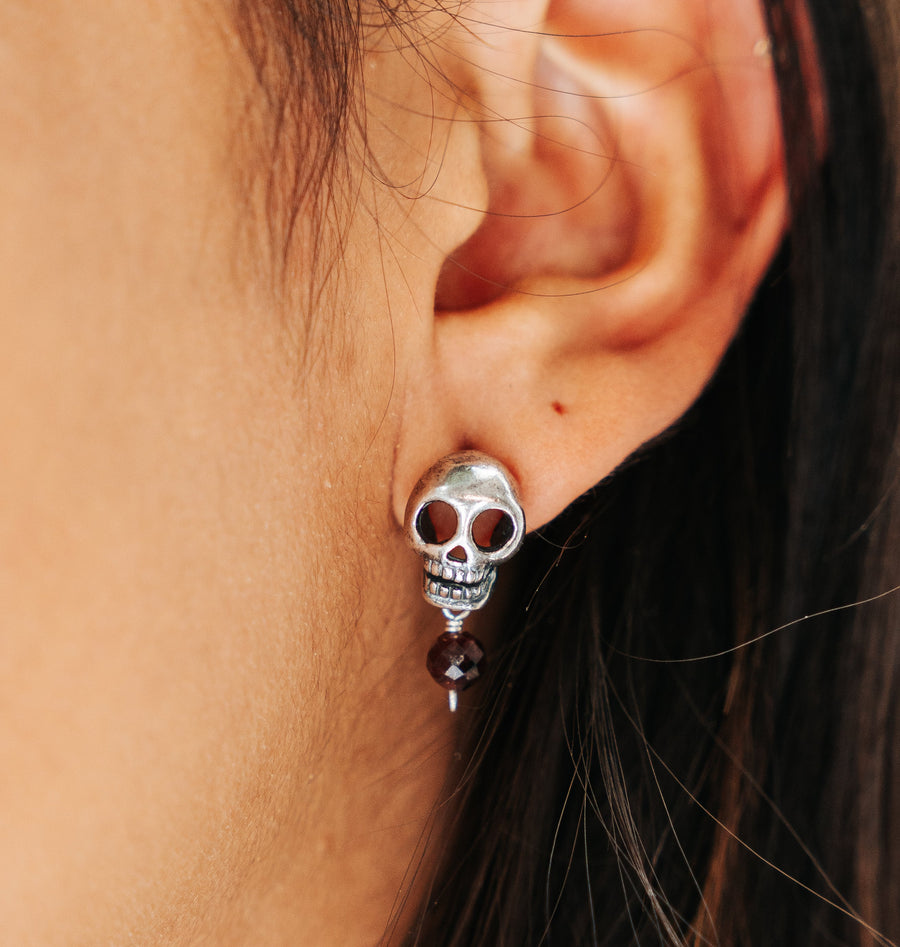 Aretes Calaca Granate, joya de plata .925 – Gabriela Sánchez (vista 2)