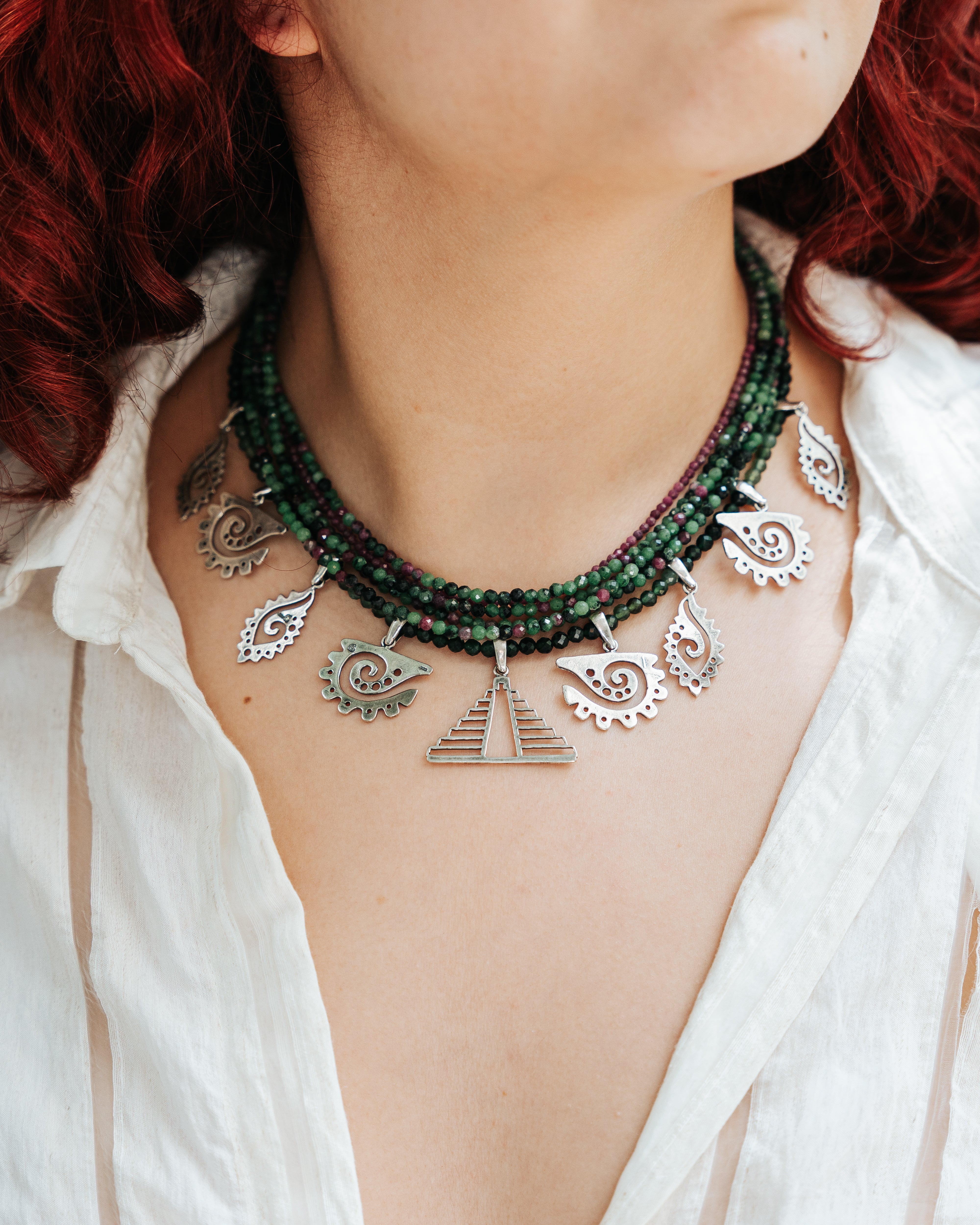 Collar Memoria de La Tierra, joya de plata .925, con rubí y turmalina – Gabriela Sánchez (vista 2)
