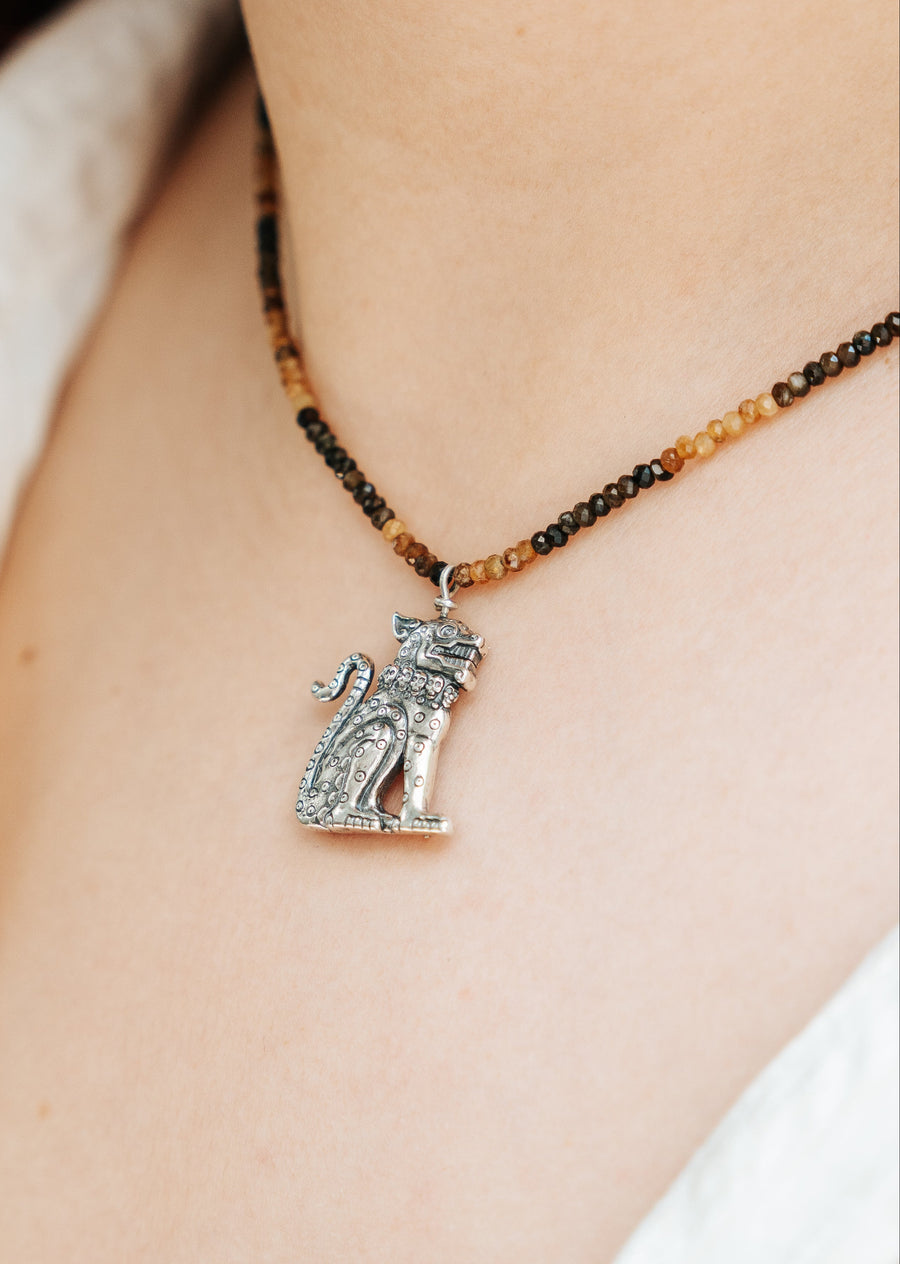 Collar Fuerza del Amanecer, joya de plata .925, con ojo de tigre – Gabriela Sánchez (vista 3)