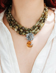 Collar Selva de Kukulcán, joya de plata .925, con granate y ámbar – Gabriela Sánchez (vista 3)