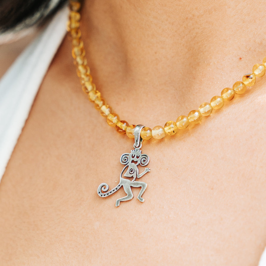 Collar Mono, joya de plata .925, con ámbar – Gabriela Sánchez (vista 3)