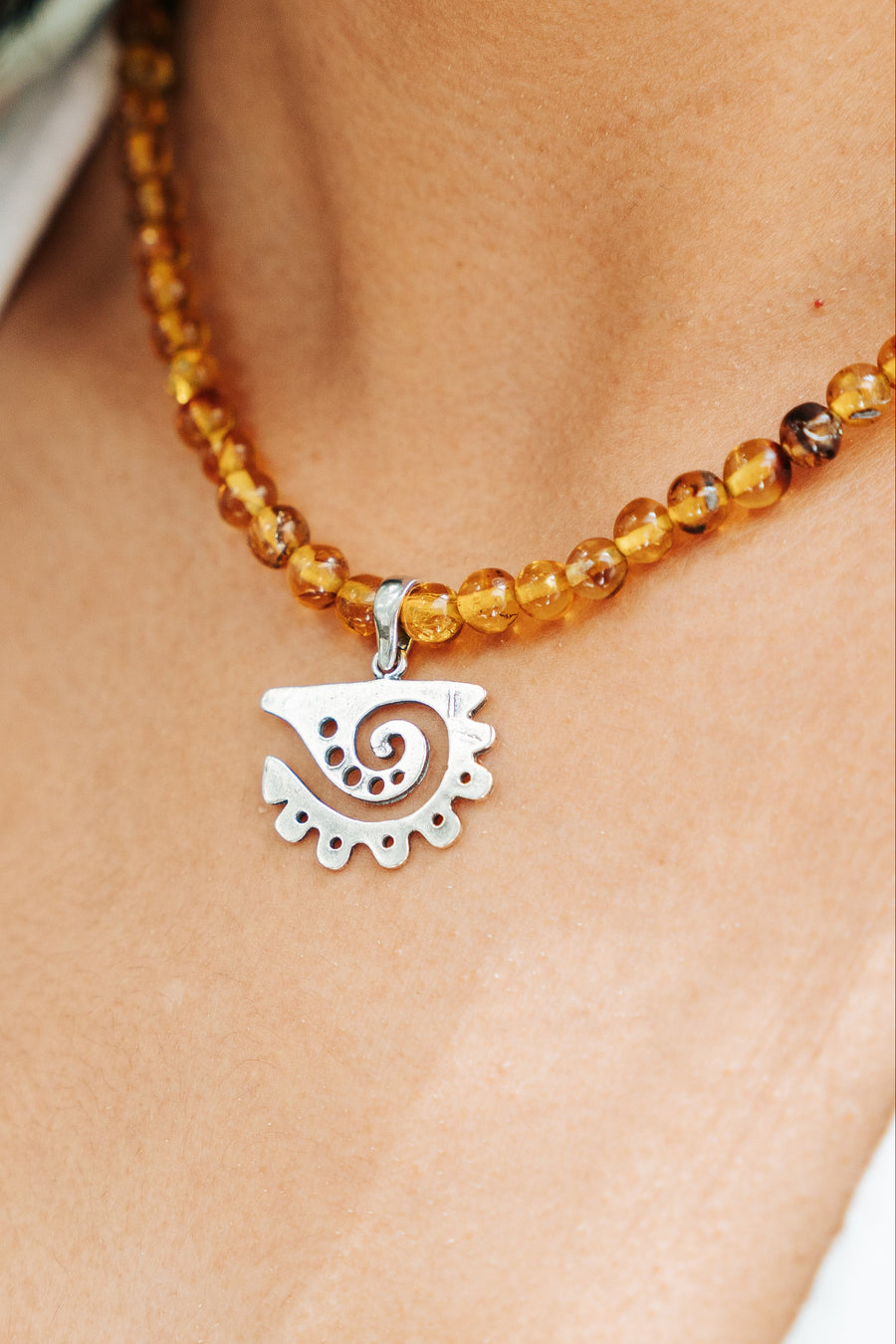 Collar Espiral, joya de plata .925, con ámbar – Gabriela Sánchez (vista 3)
